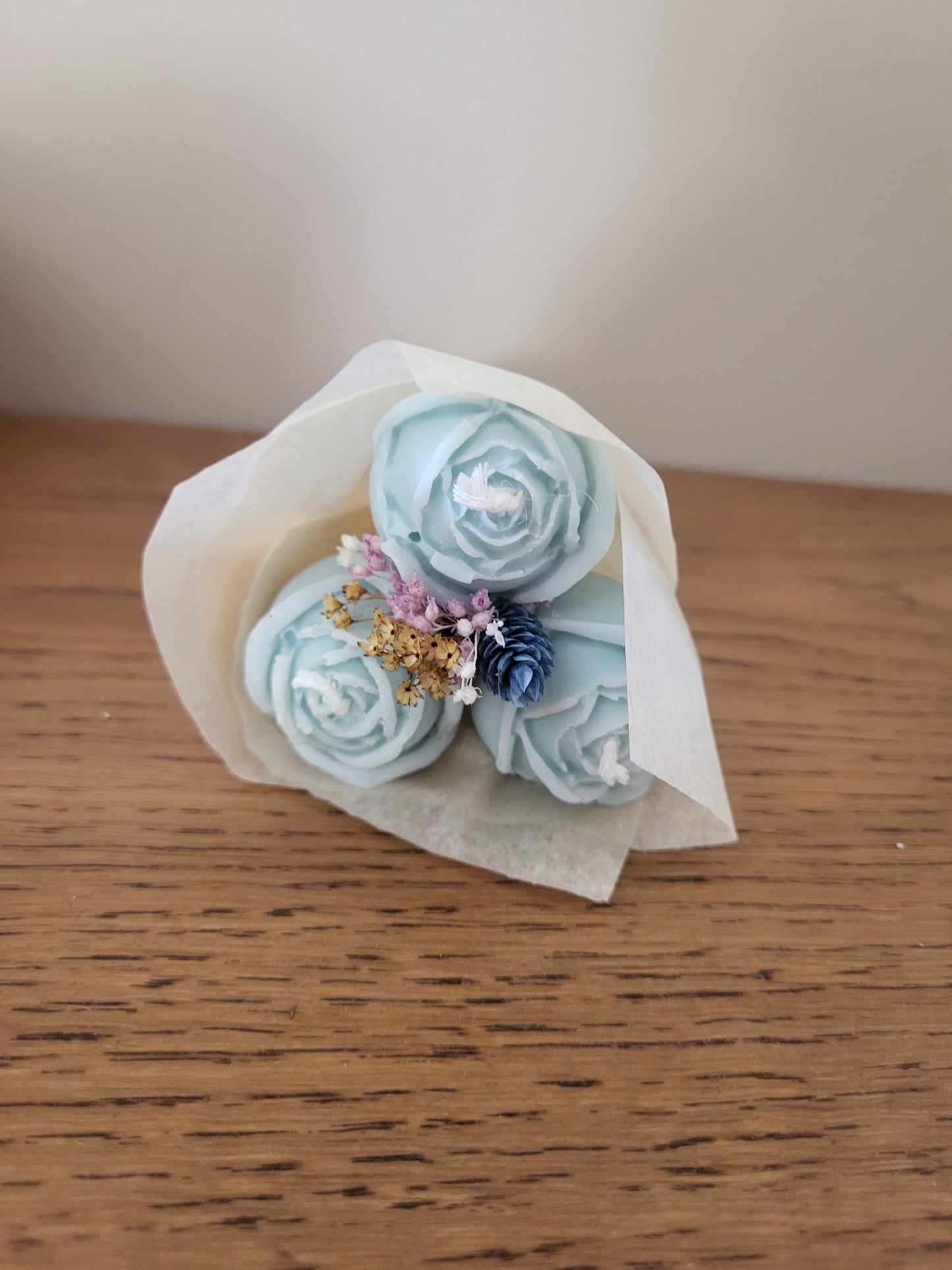 Bouquet de 3 roses en bougies - taille S  (bleu)