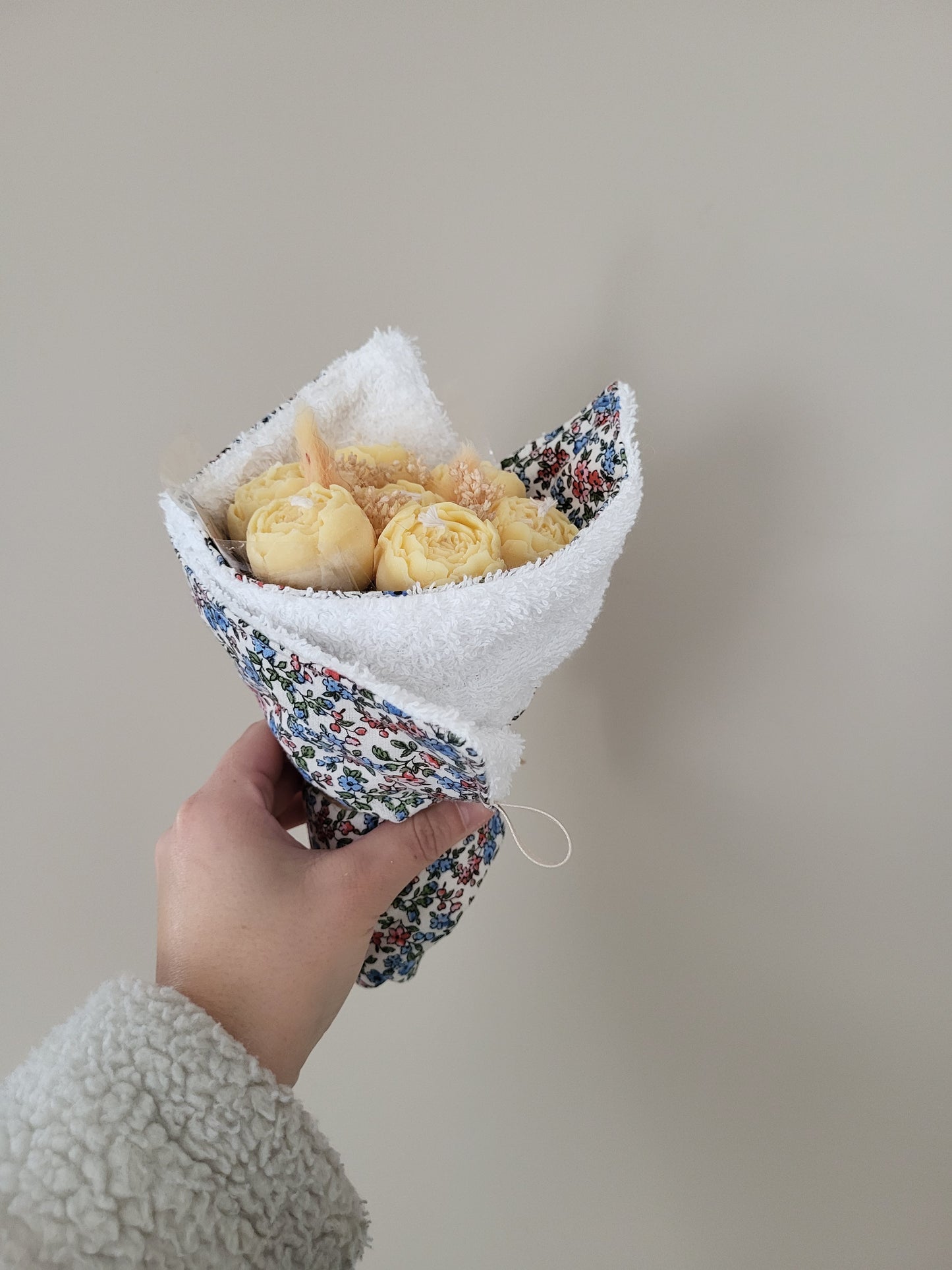 Bougie décorative - Bouquet de pivoines et son torchon