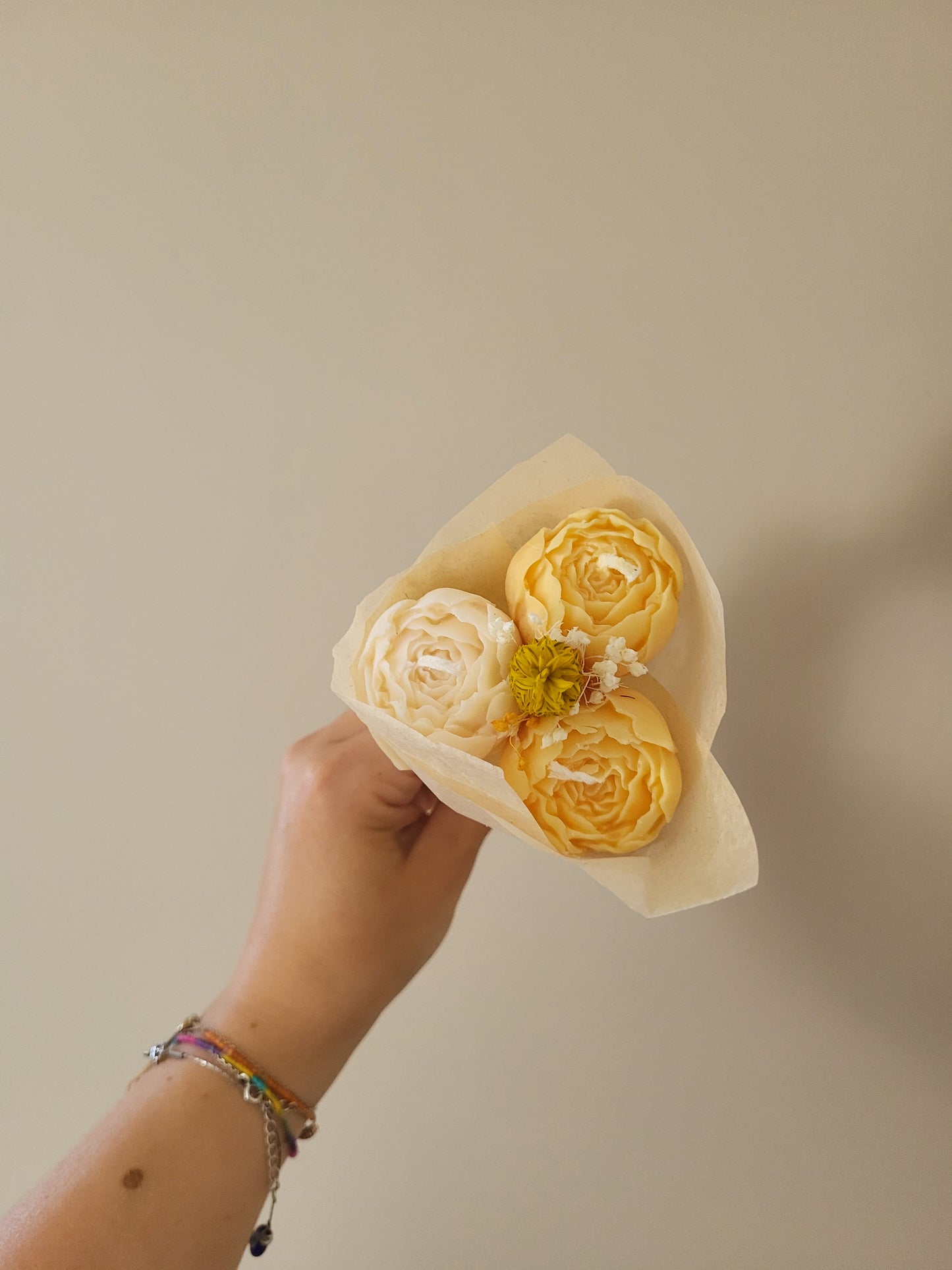 Bouquet de 3 pivoines en bougies - taille S (jaune et blanc)