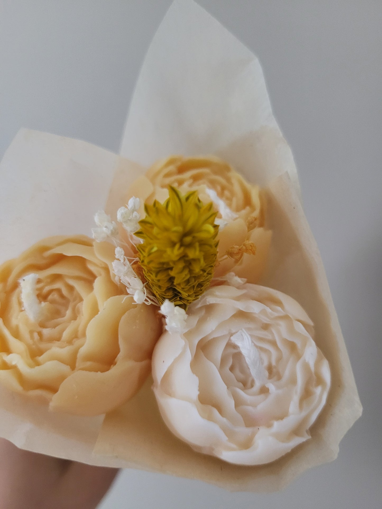 Bouquet de 3 pivoines en bougies - taille S (jaune et blanc)