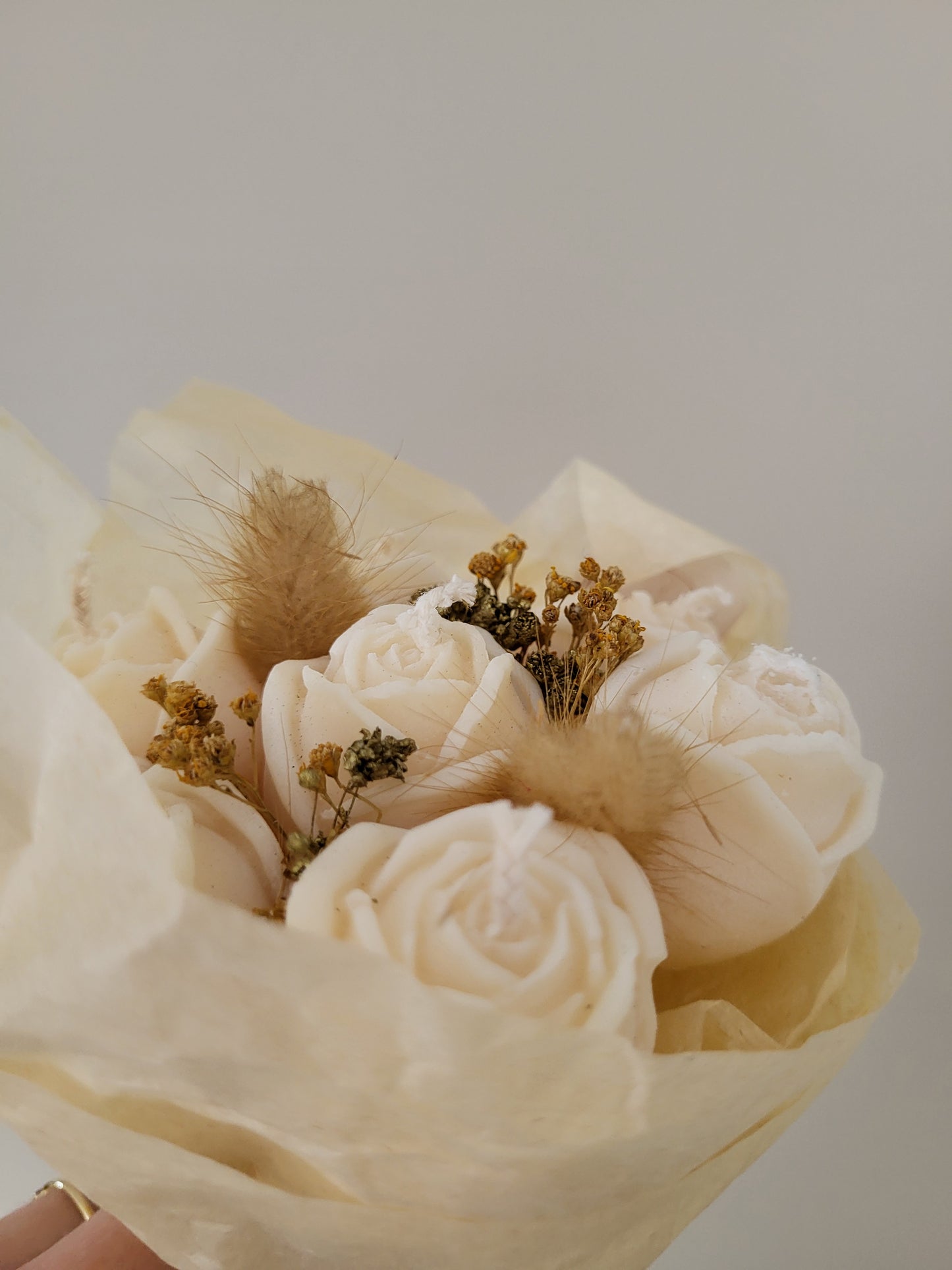 Bouquet de 7 roses en bougies - taille S (blanc/beige)