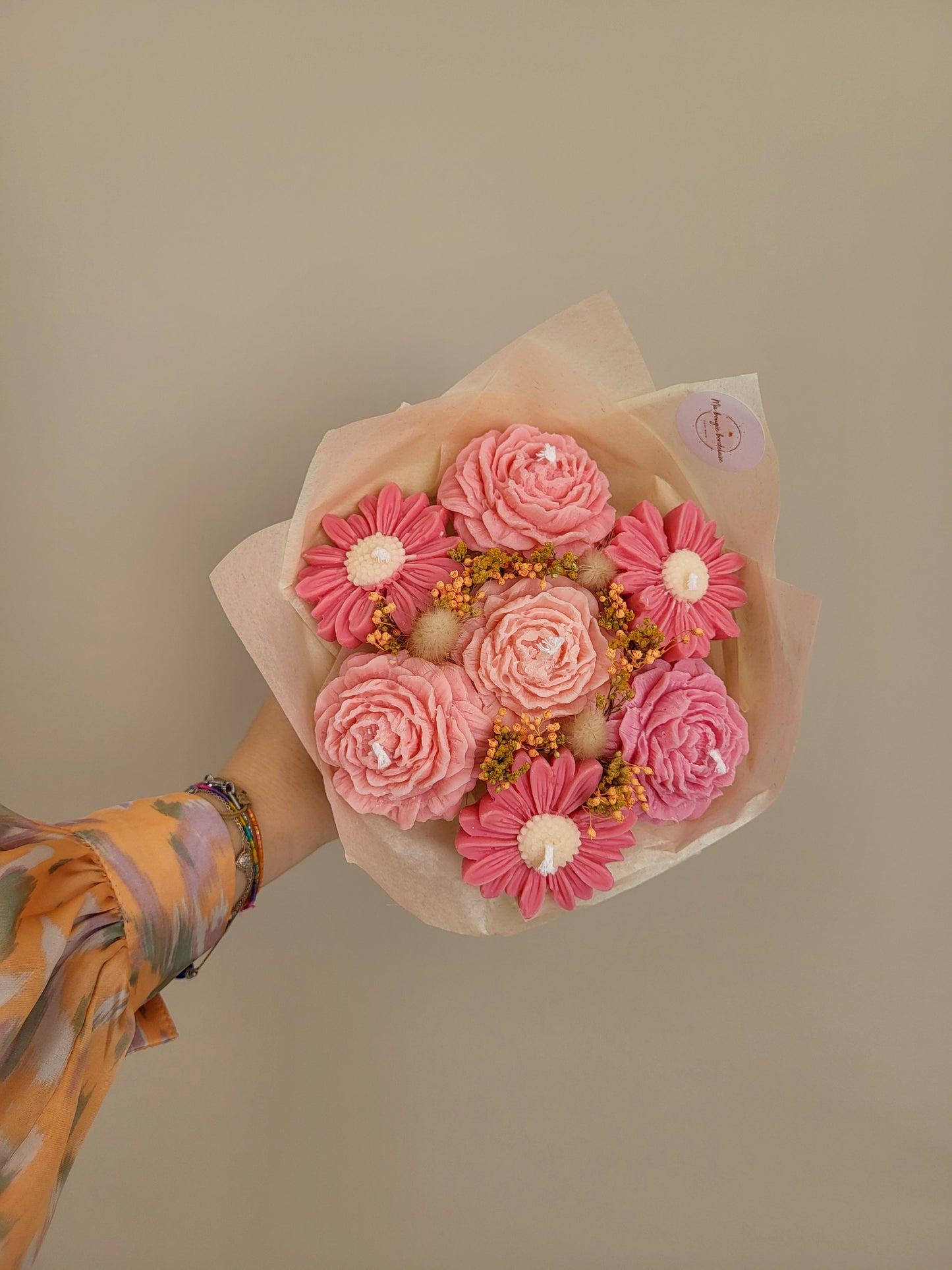 Gros bouquets de fleurs en bougies - mélange de marguerites et de pivoines