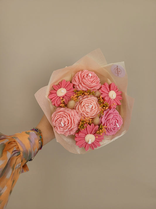 Gros bouquets de fleurs en bougies - mélange de marguerites et de pivoines