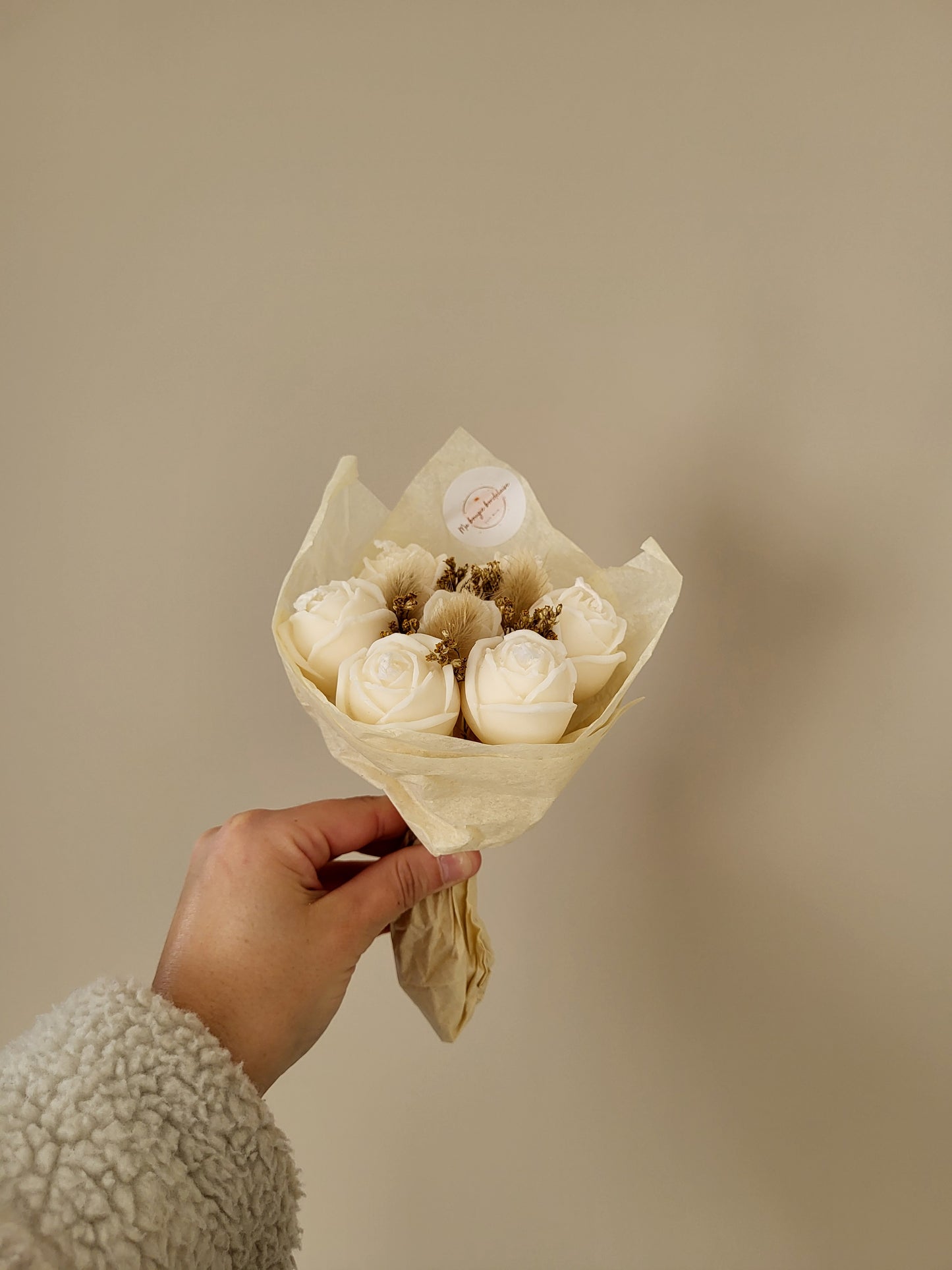 Bouquet de 7 roses en bougies - taille S (blanc crème)