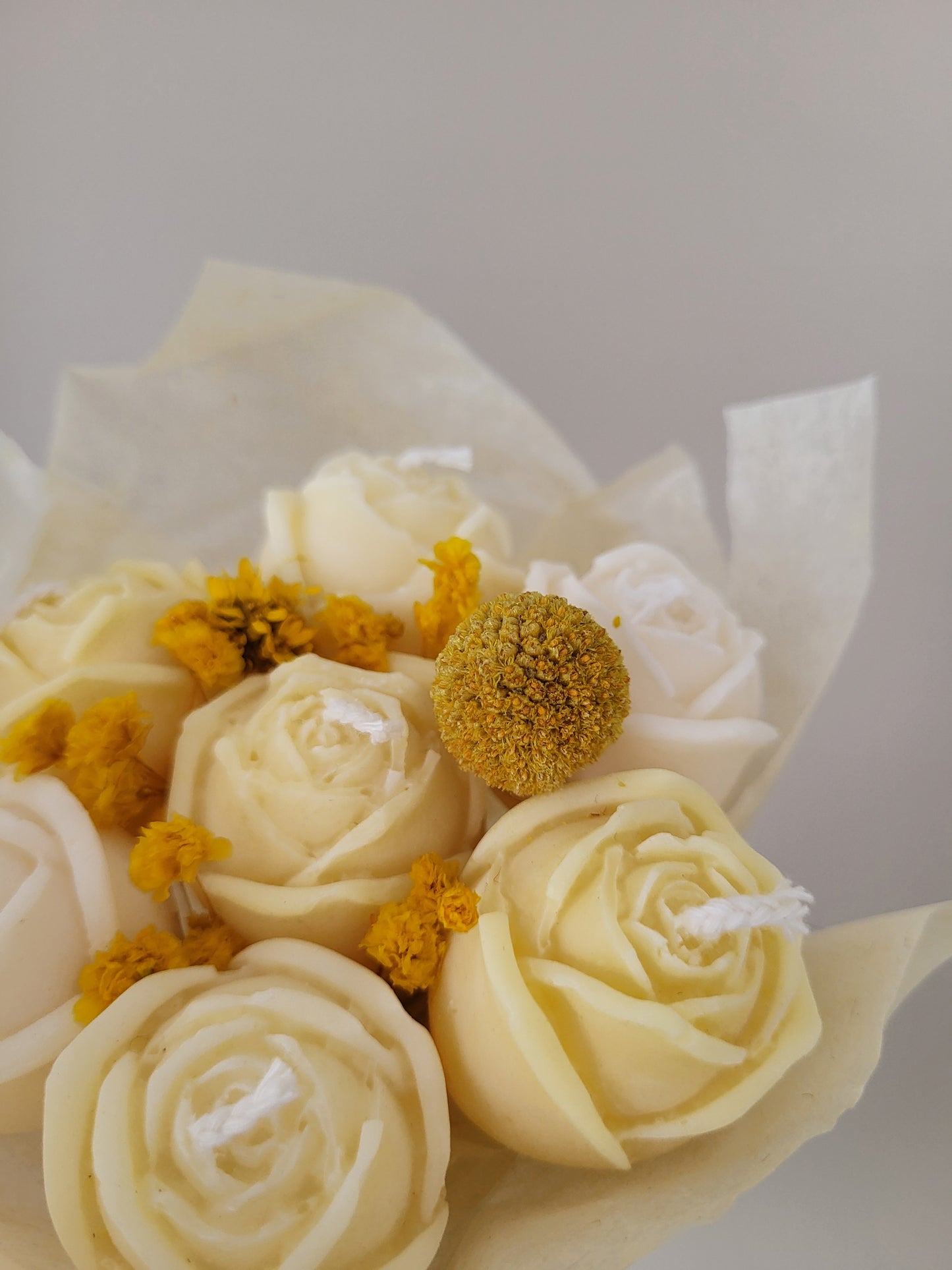 Bouquet de 7 roses en bougies (jaune et blanc)