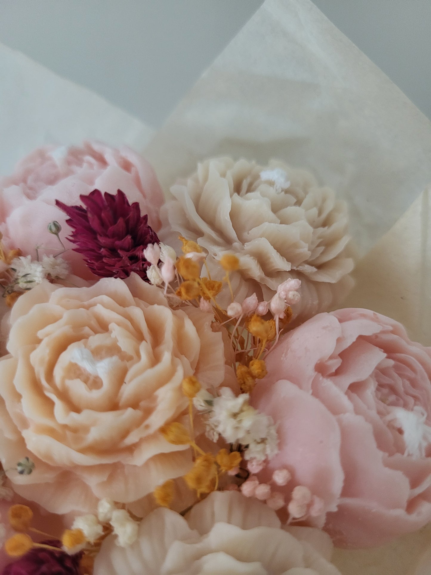 Bouquet de 7 pivoines en bougies (beige, rose pâle, saumon)