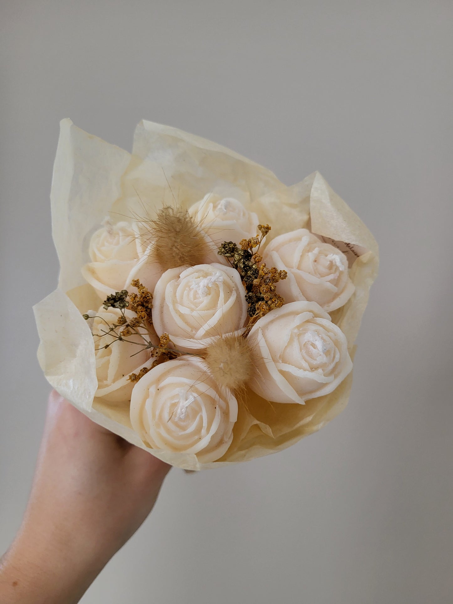 Bouquet de 7 roses en bougies - taille S (blanc/beige)