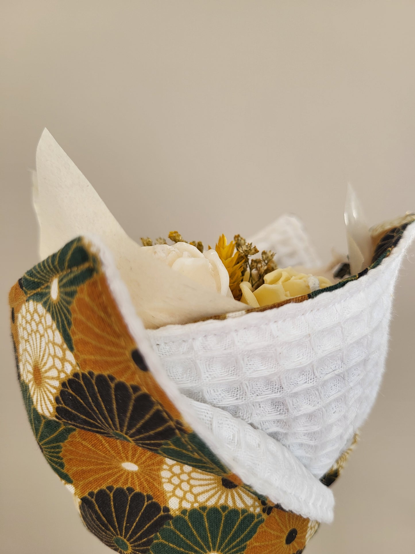 Bouquet de pivoines en bougies & torchon coton fait main - duo cadeau