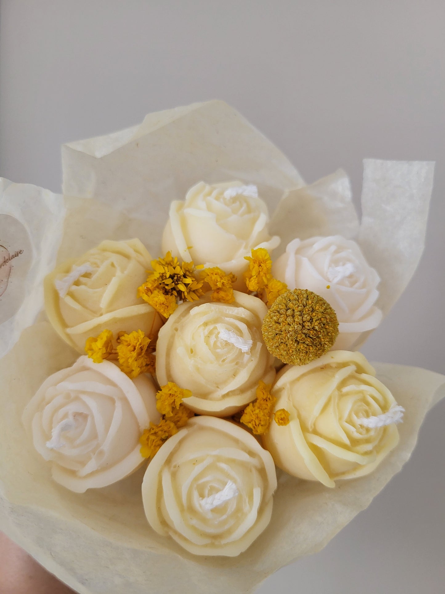 Bouquet de 7 roses en bougies (jaune et blanc)