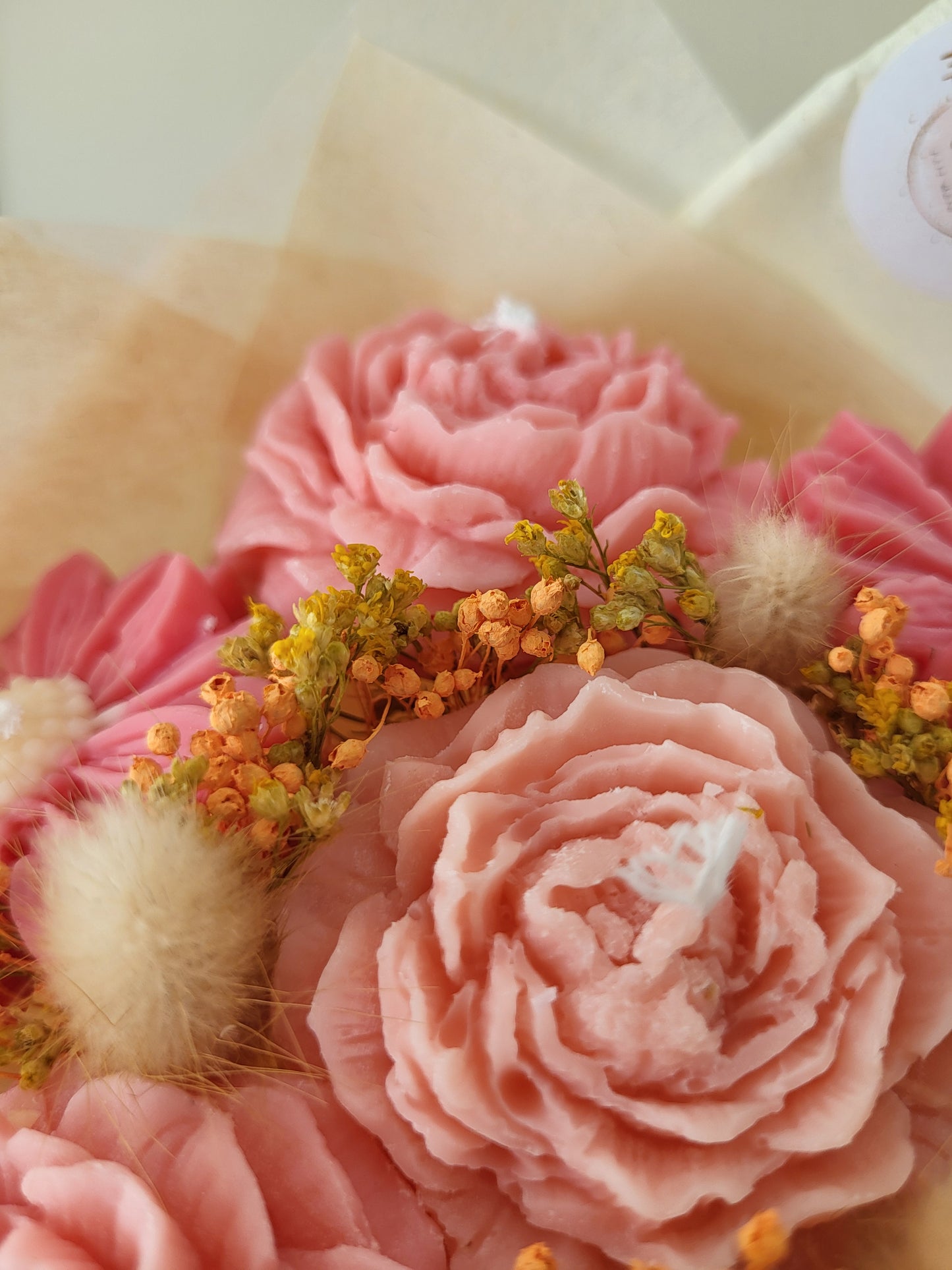 Gros bouquets de fleurs en bougies - mélange de marguerites et de pivoines
