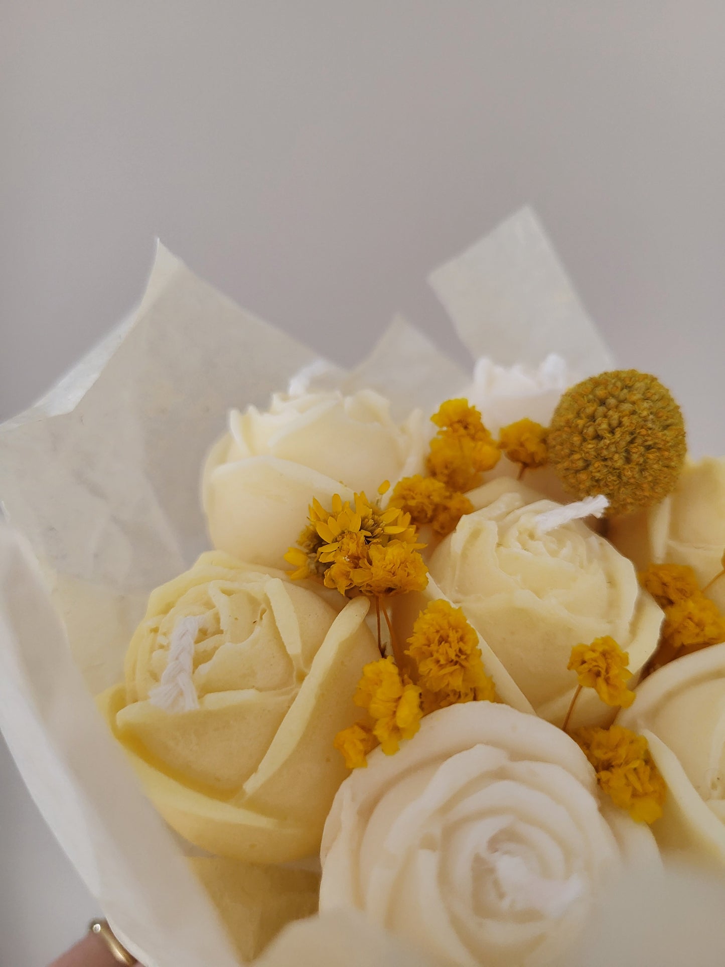 Bouquet de 7 roses en bougies (jaune et blanc)