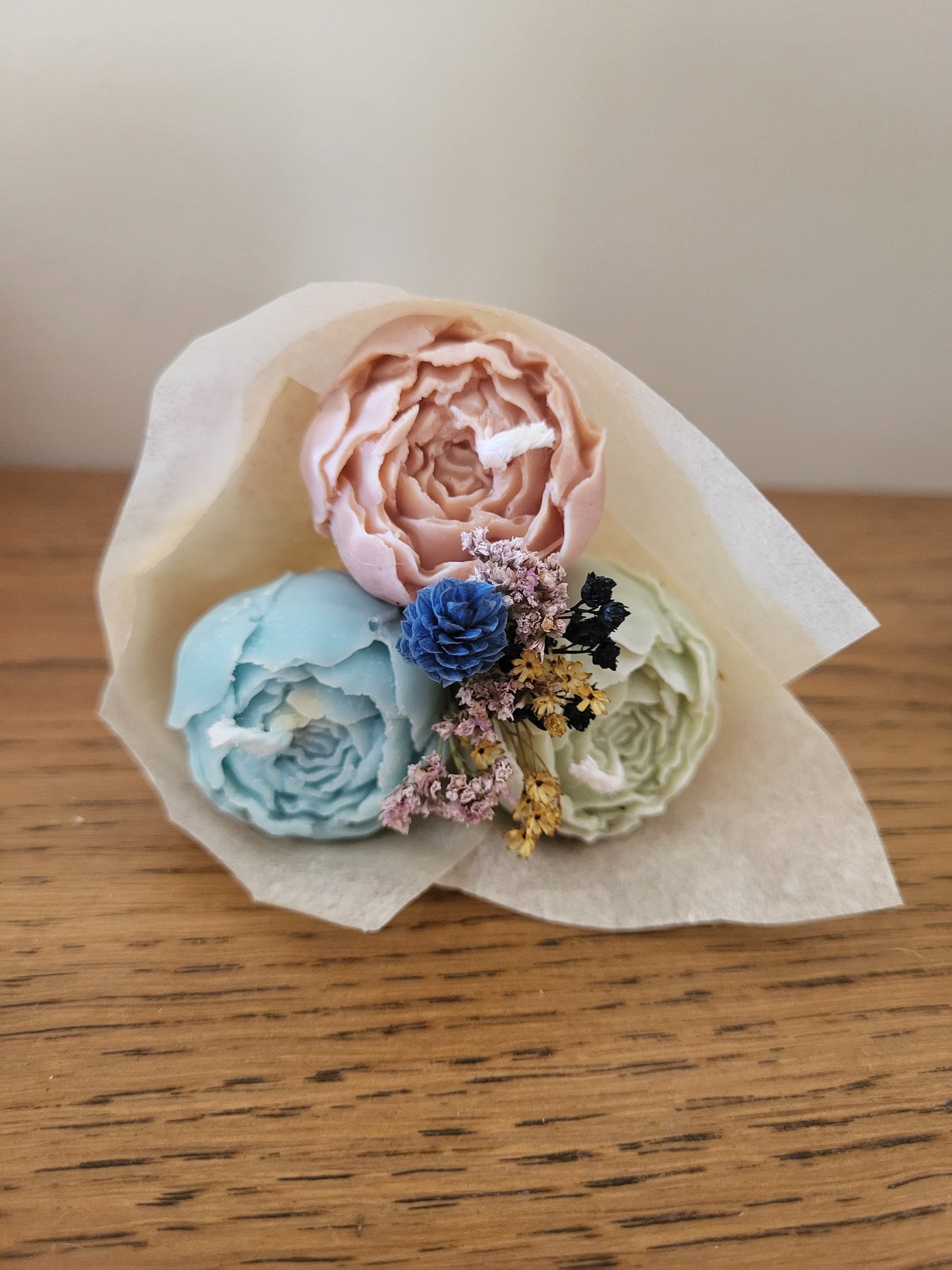 Bouquet de 3 pivoines en bougies - taille S (bleu-vert-marron)