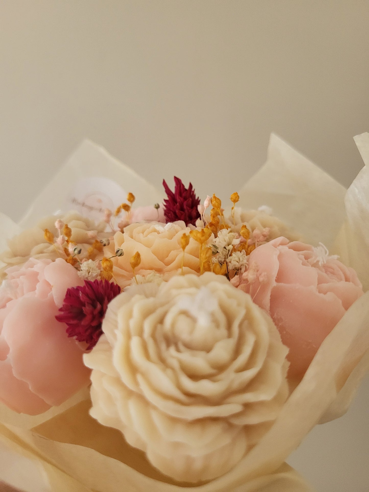 Bouquet de 7 pivoines en bougies (beige, rose pâle, saumon)