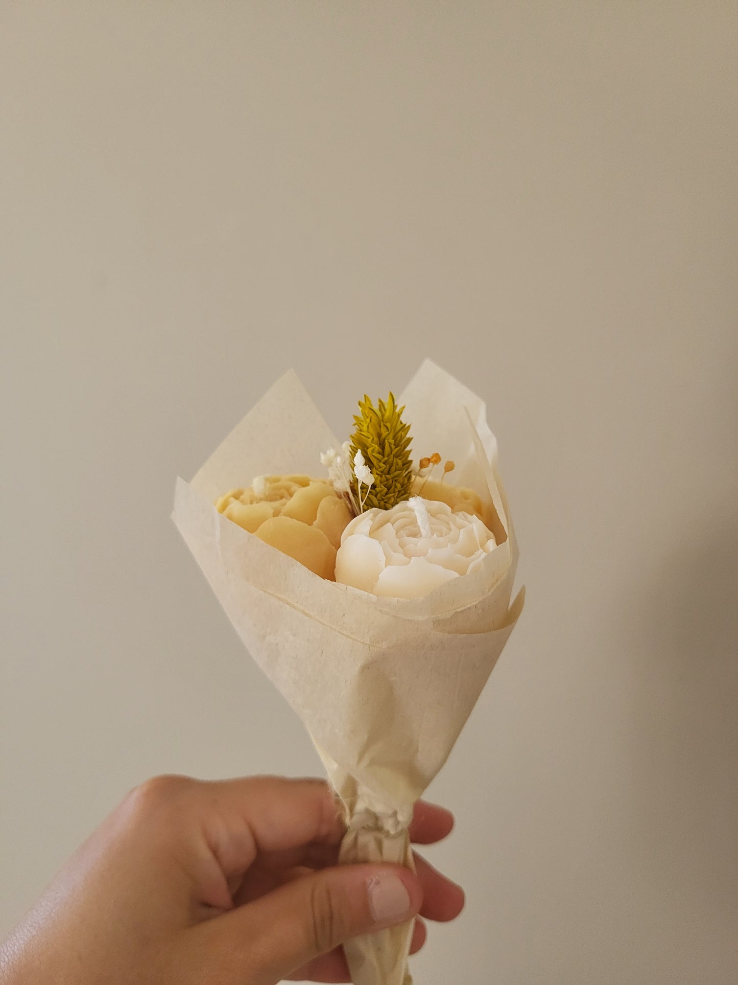 Bouquet de 3 pivoines en bougies - taille S (jaune et blanc)