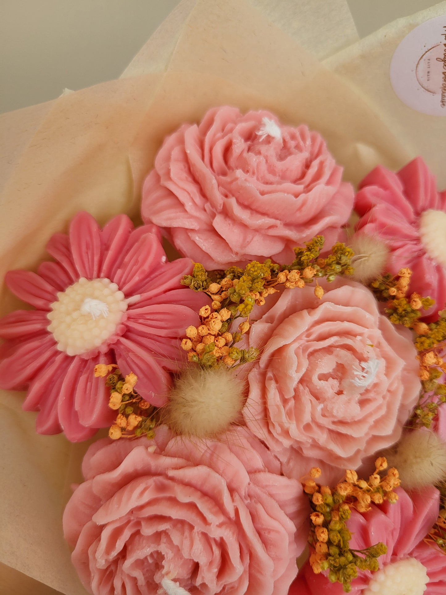 Gros bouquets de fleurs en bougies - mélange de marguerites et de pivoines