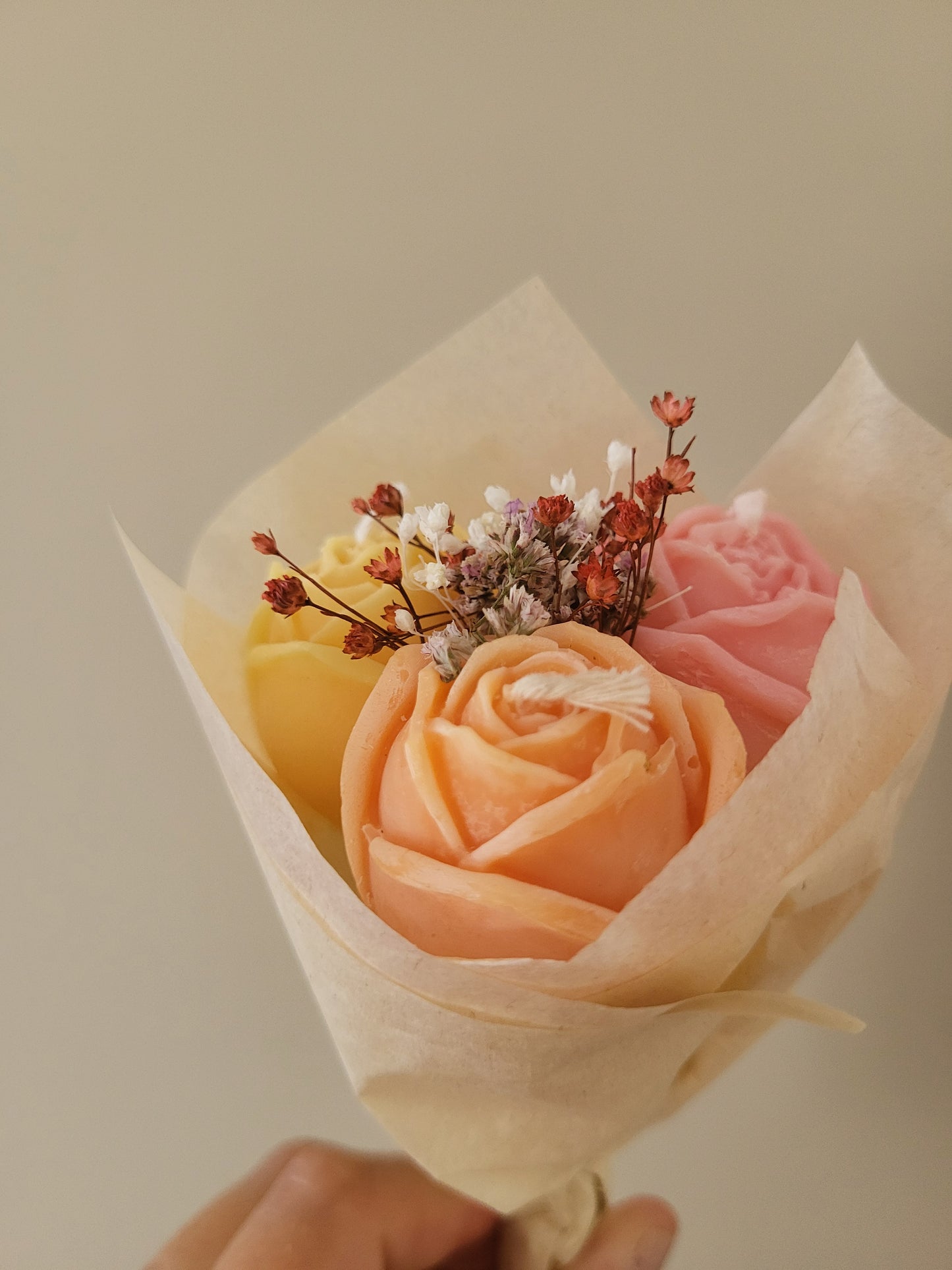 Bouquet de 3 roses en bougies - taille S (printanier)