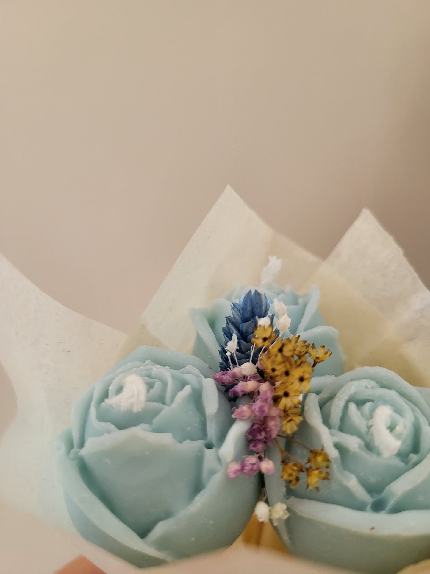 Bouquet de 3 roses en bougies - taille S  (bleu)