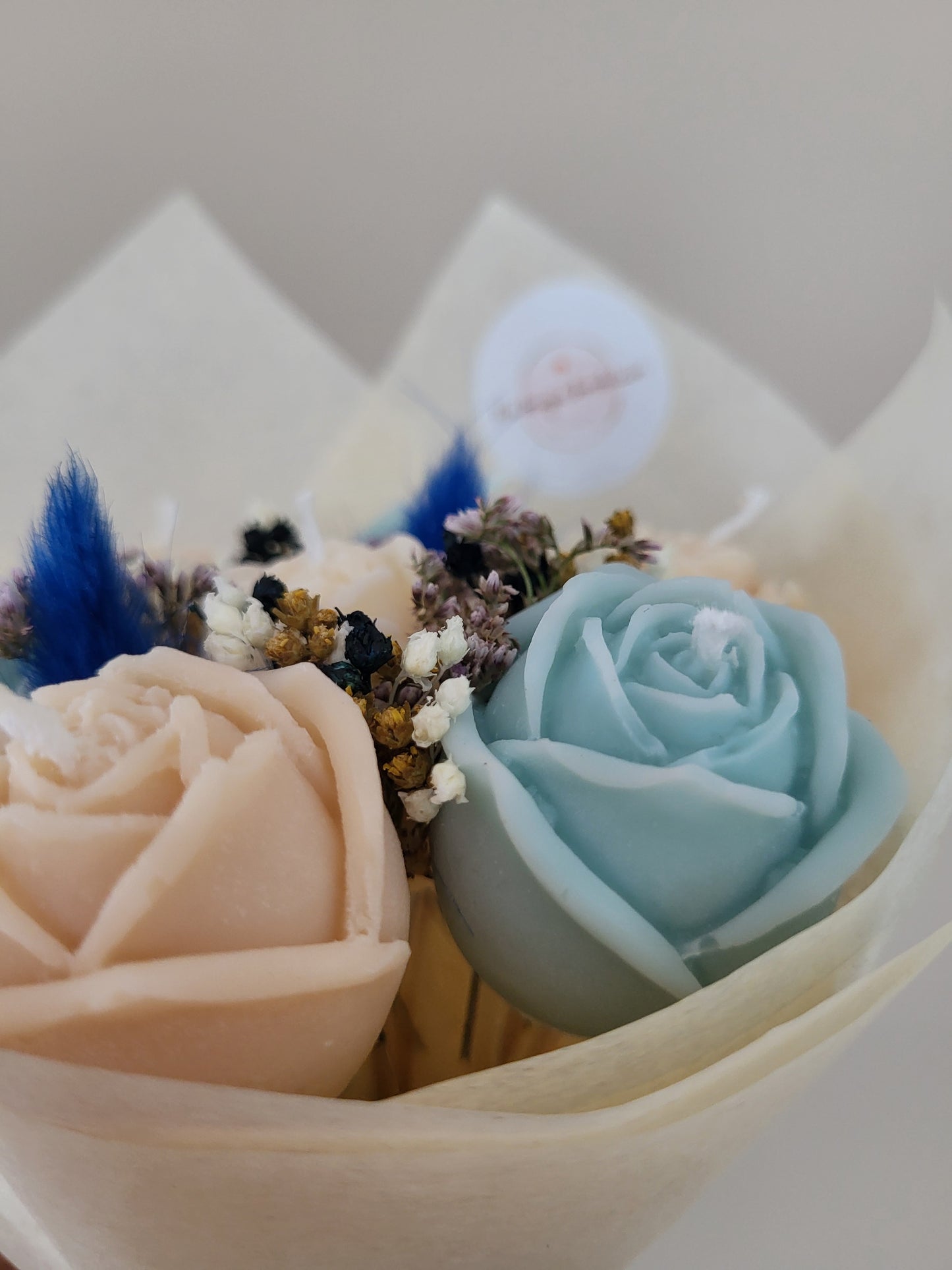 Bouquet de 7 roses en bougies - bleu et blanc