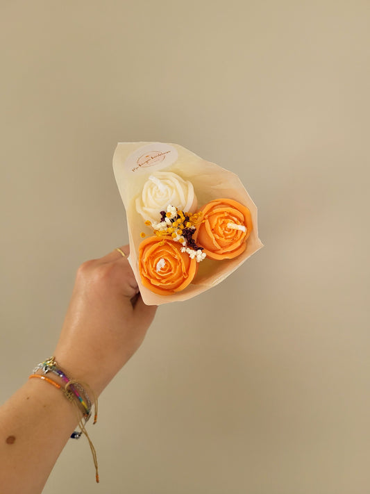 Bouquet de 3 roses en bougies - taille S (orange-blanc)