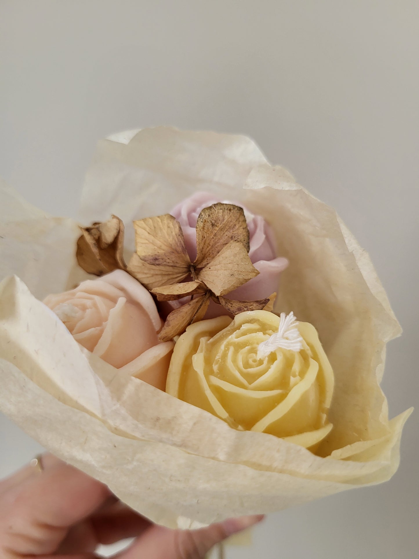 Bouquet de 3 roses en bougies - taille S (parme-rose pâle-jaune)
