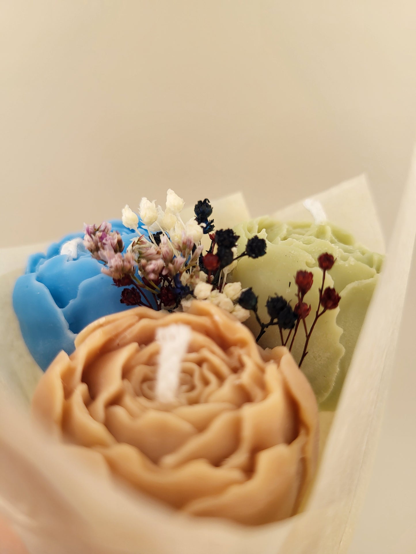 Bouquet de 3 pivoines en bougies - taille S (bleu-marron-vert)