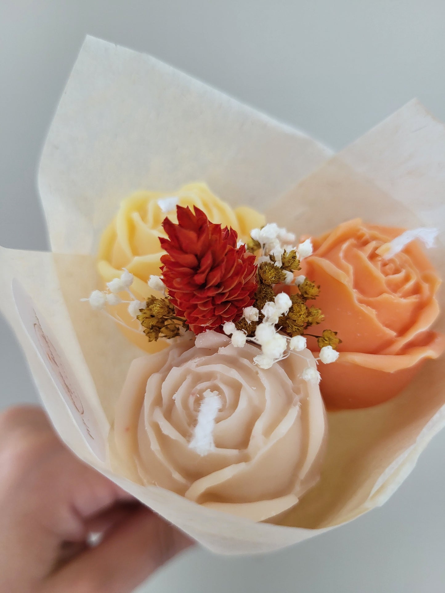 Bouquet de 3 roses en bougies - taille S (orange-jaune-beige)