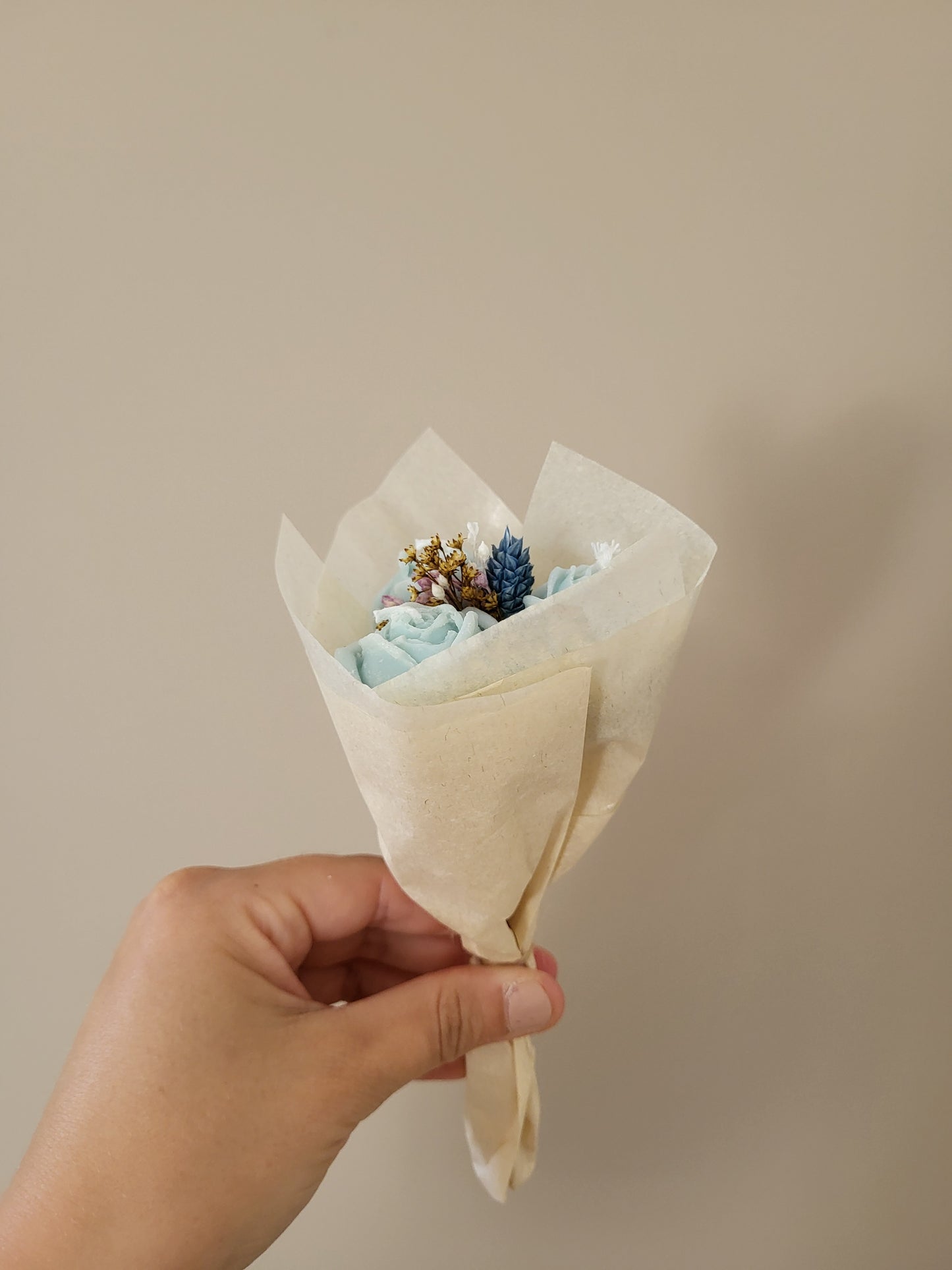 Bouquet de 3 roses en bougies - taille S  (bleu)