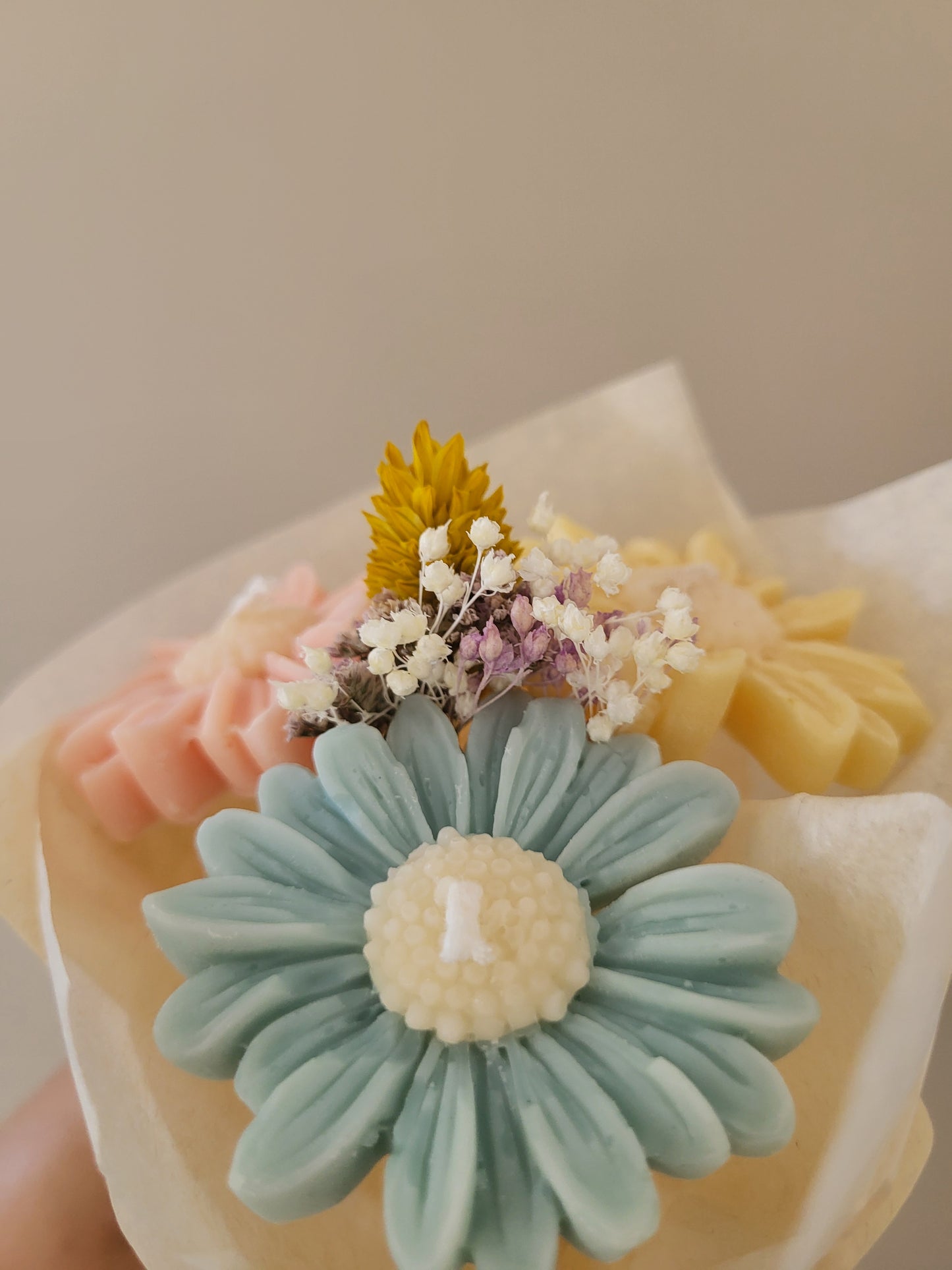 Bouquet de 3 marguerites en bougies - taille M (bleu-rose-jaune)