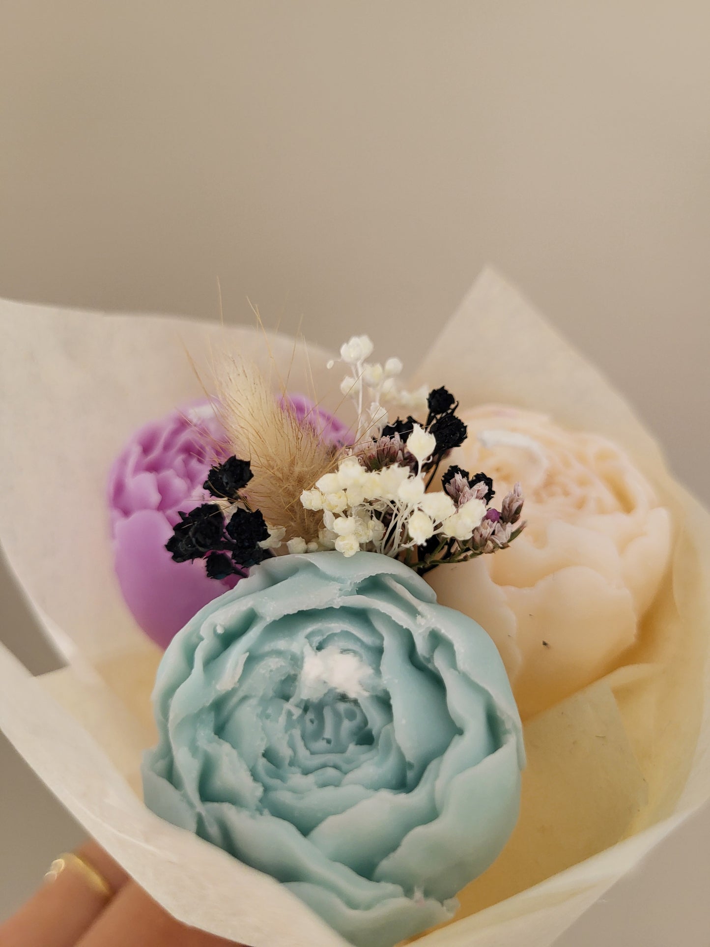 Bouquet de 3 pivoines en bougies - taille S (bleu-blanc-violet)