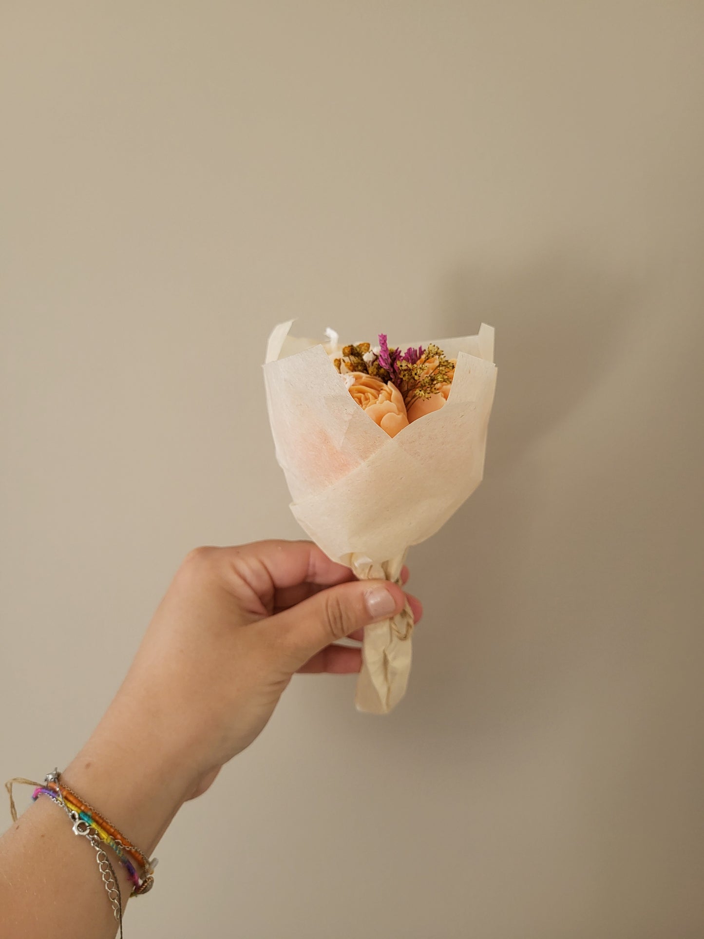 Bouquet de 3 pivoines en bougies - taille S (orange-blanc)