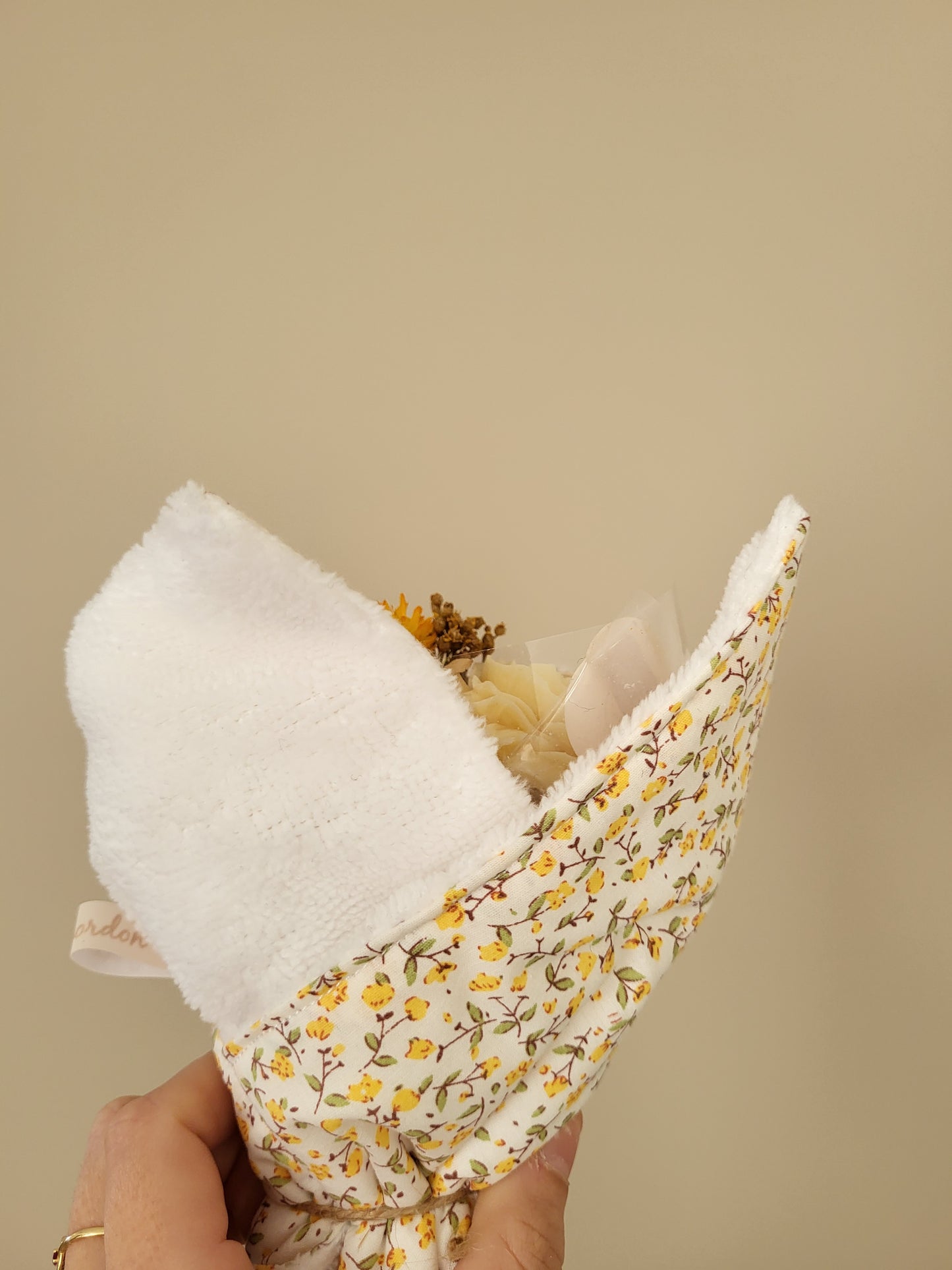 Bougie décorative - Bouquet de pivoines et son torchon