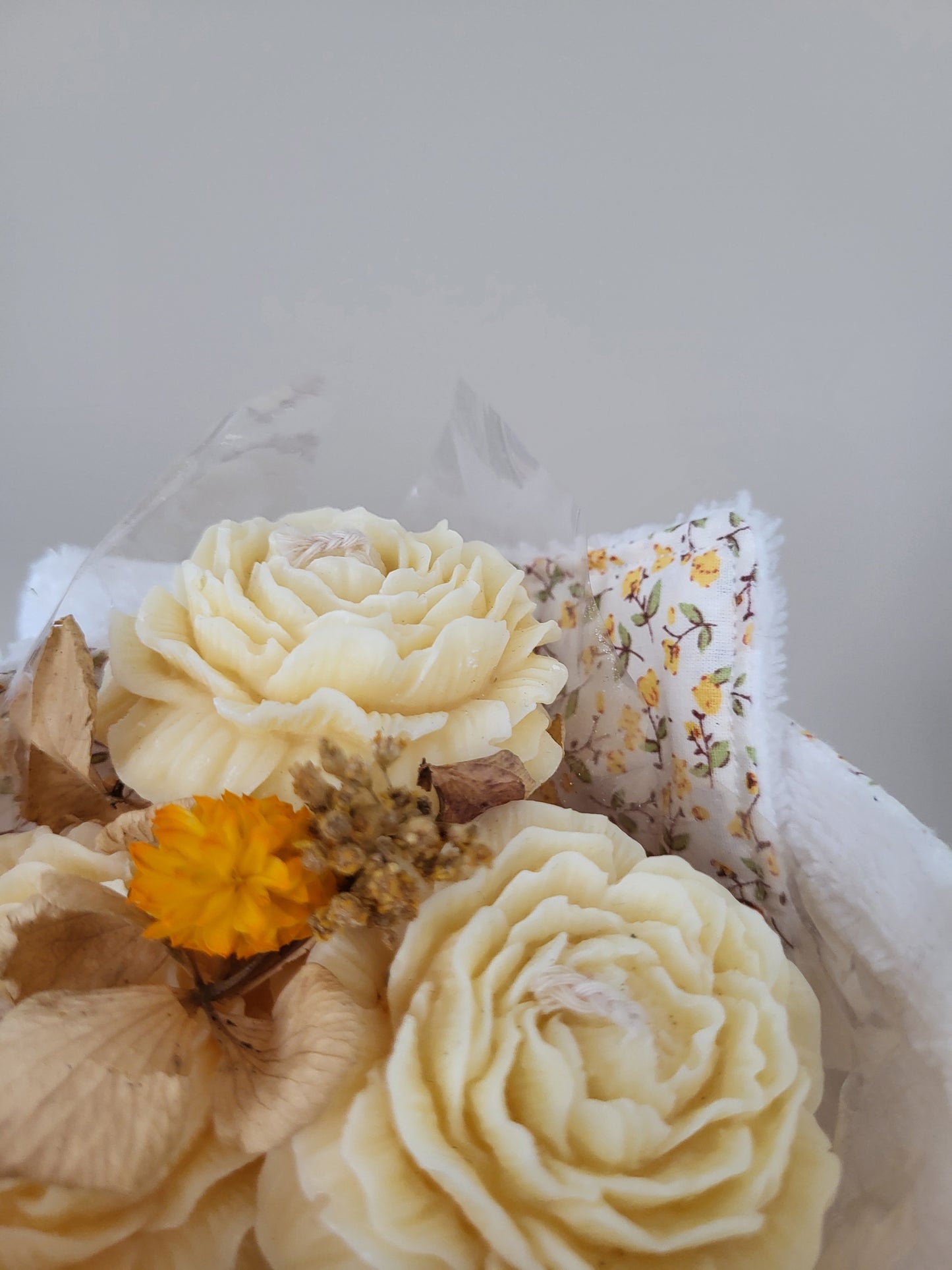 Bougie décorative - Bouquet de pivoines et son torchon