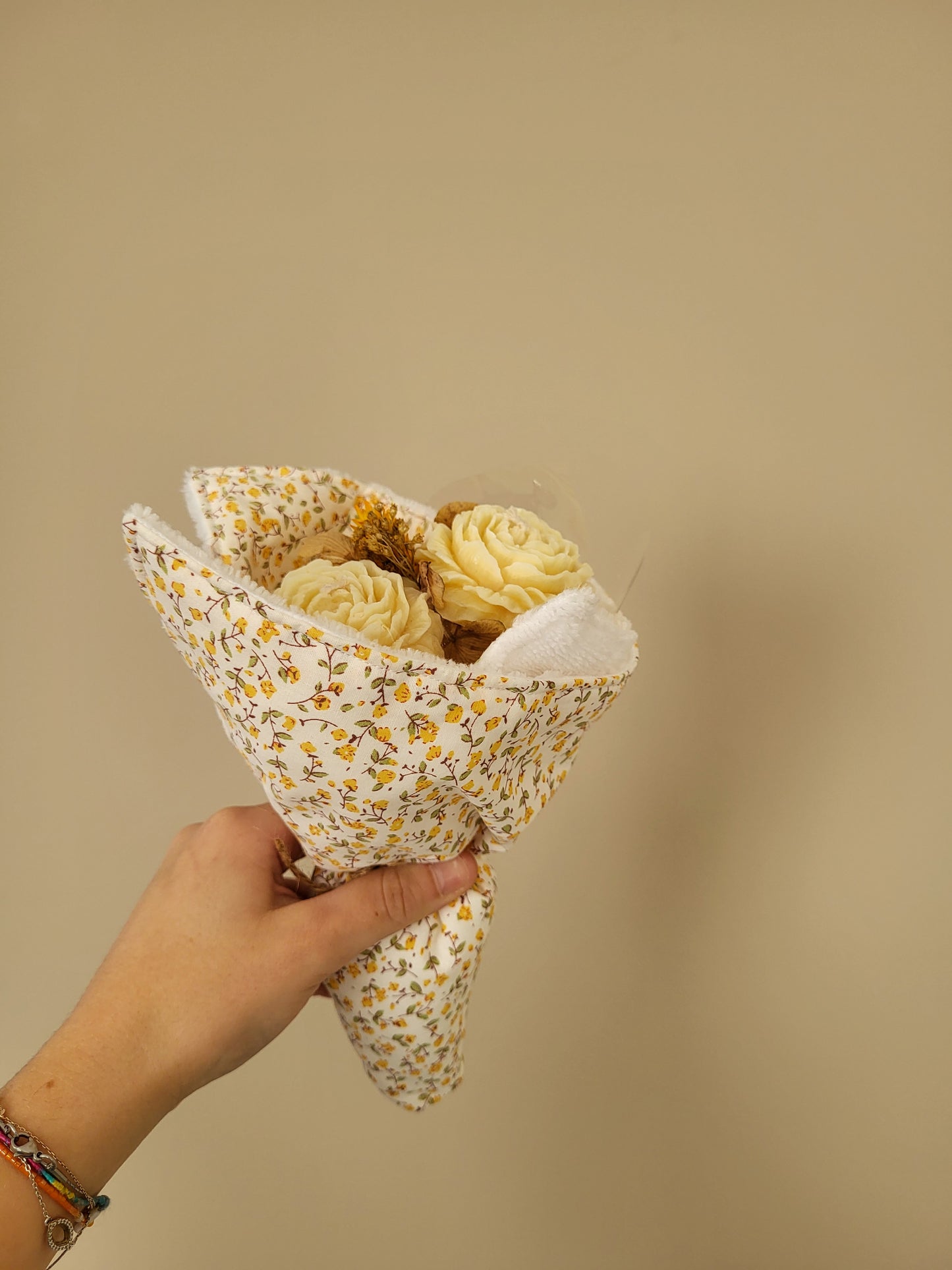 Bougie décorative - Bouquet de pivoines et son torchon