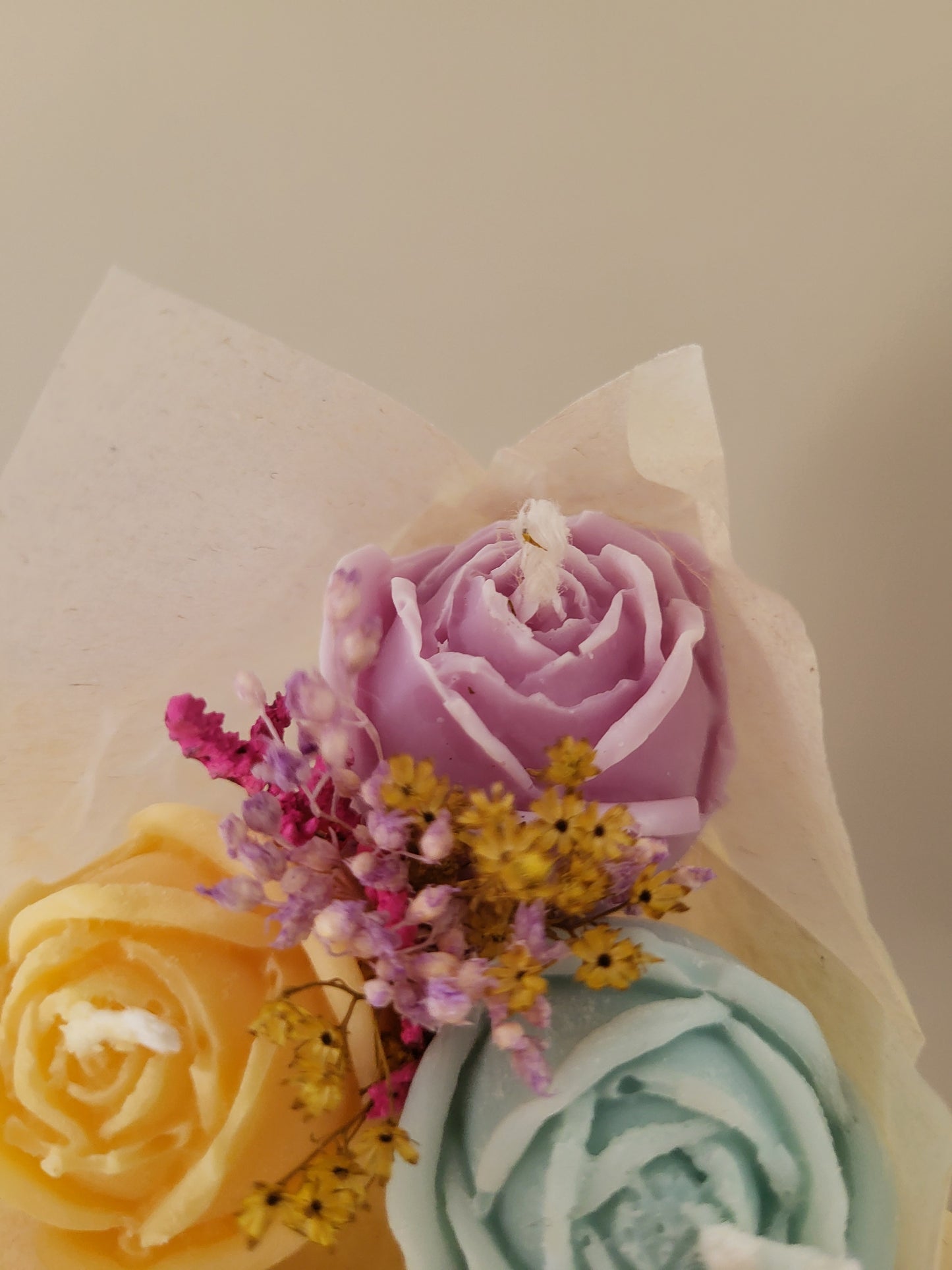 Bouquet de 3 roses en bougies - taille S (jaune-violet-bleu)