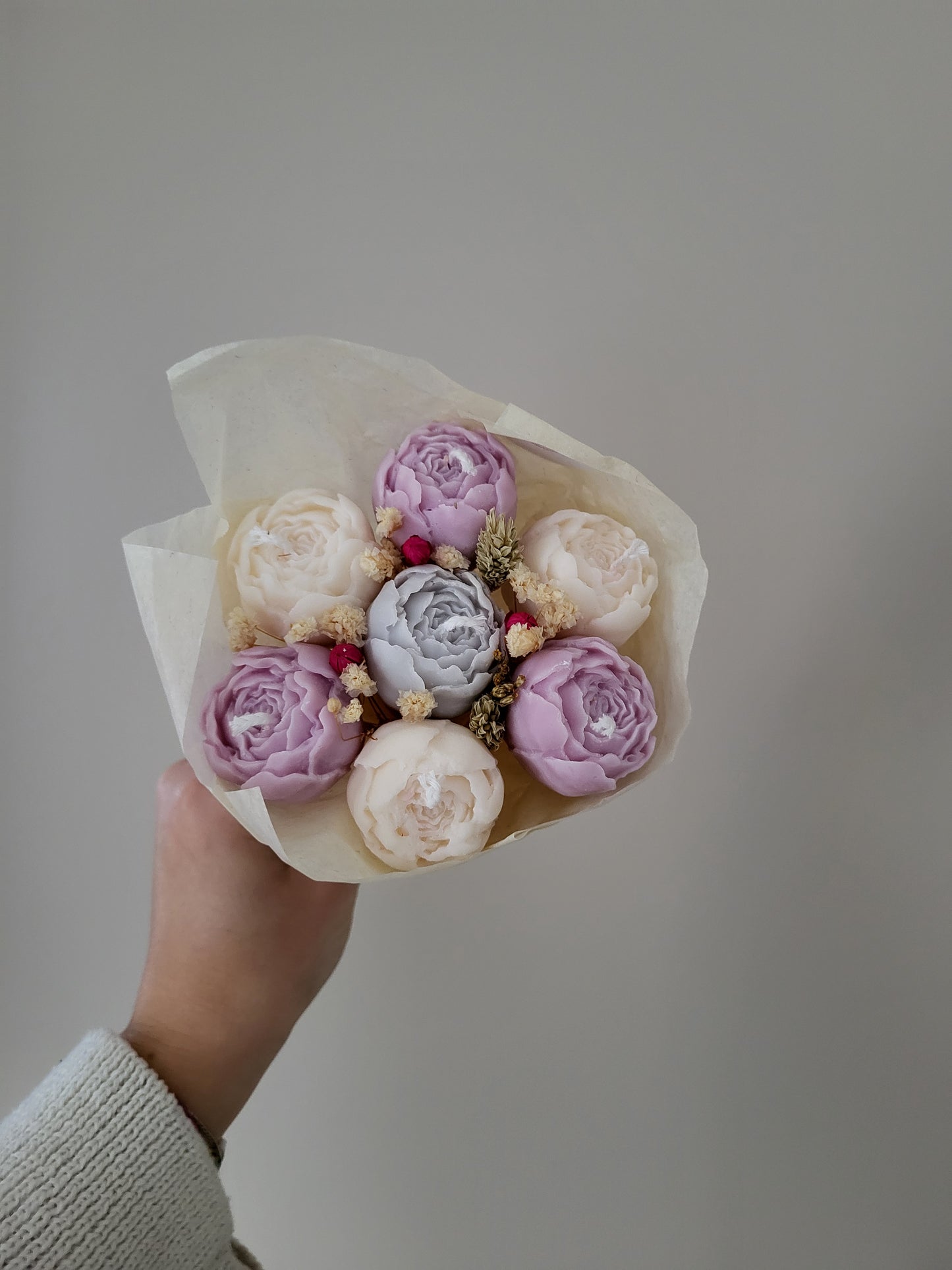Bouquet de 7 pivoines en bougies - taille S (gris-violet-blanc)