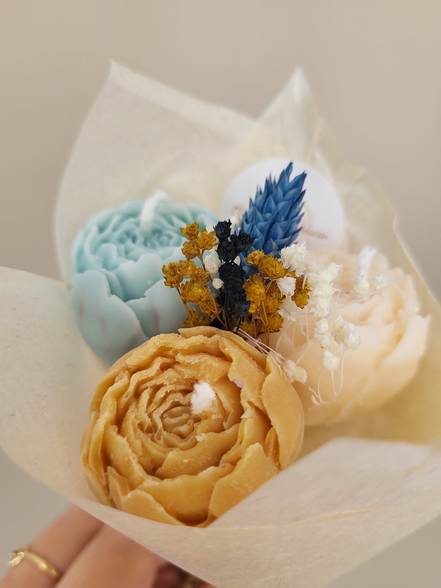 Bouquet de 3 pivoines en bougies - taille S (bleu-bronze-blanc)