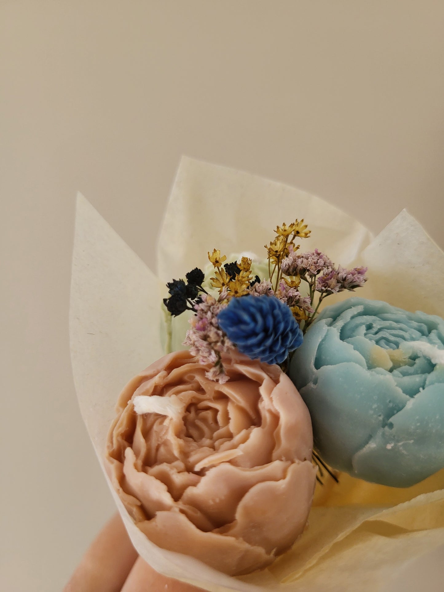 Bouquet de 3 pivoines en bougies - taille S (bleu-vert-marron)
