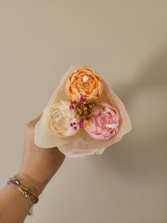Bouquet de 3 pivoines en bougies - taille S (rose-orange-blanc)