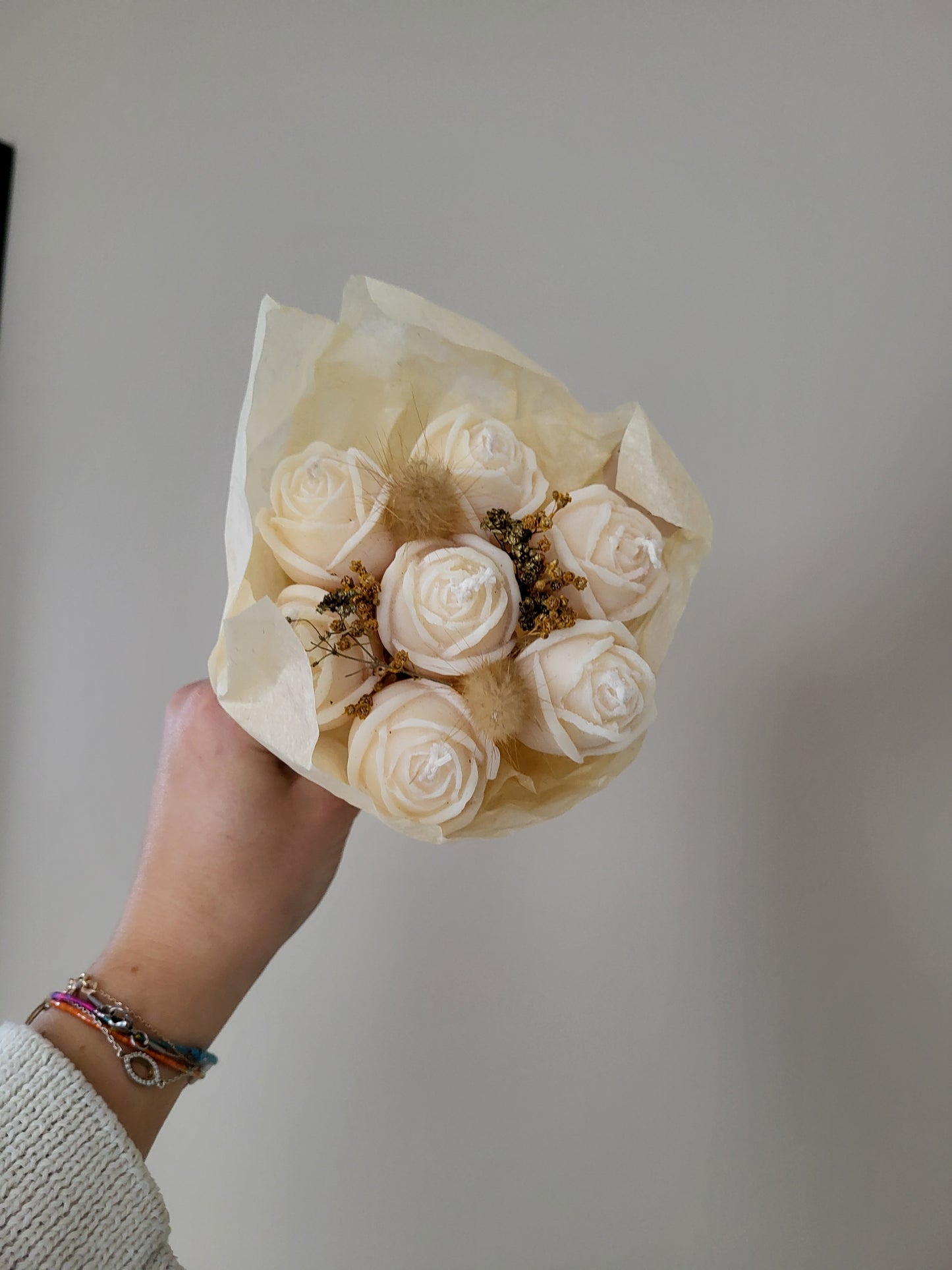 Bouquet de 7 roses en bougies - taille S (blanc/beige)