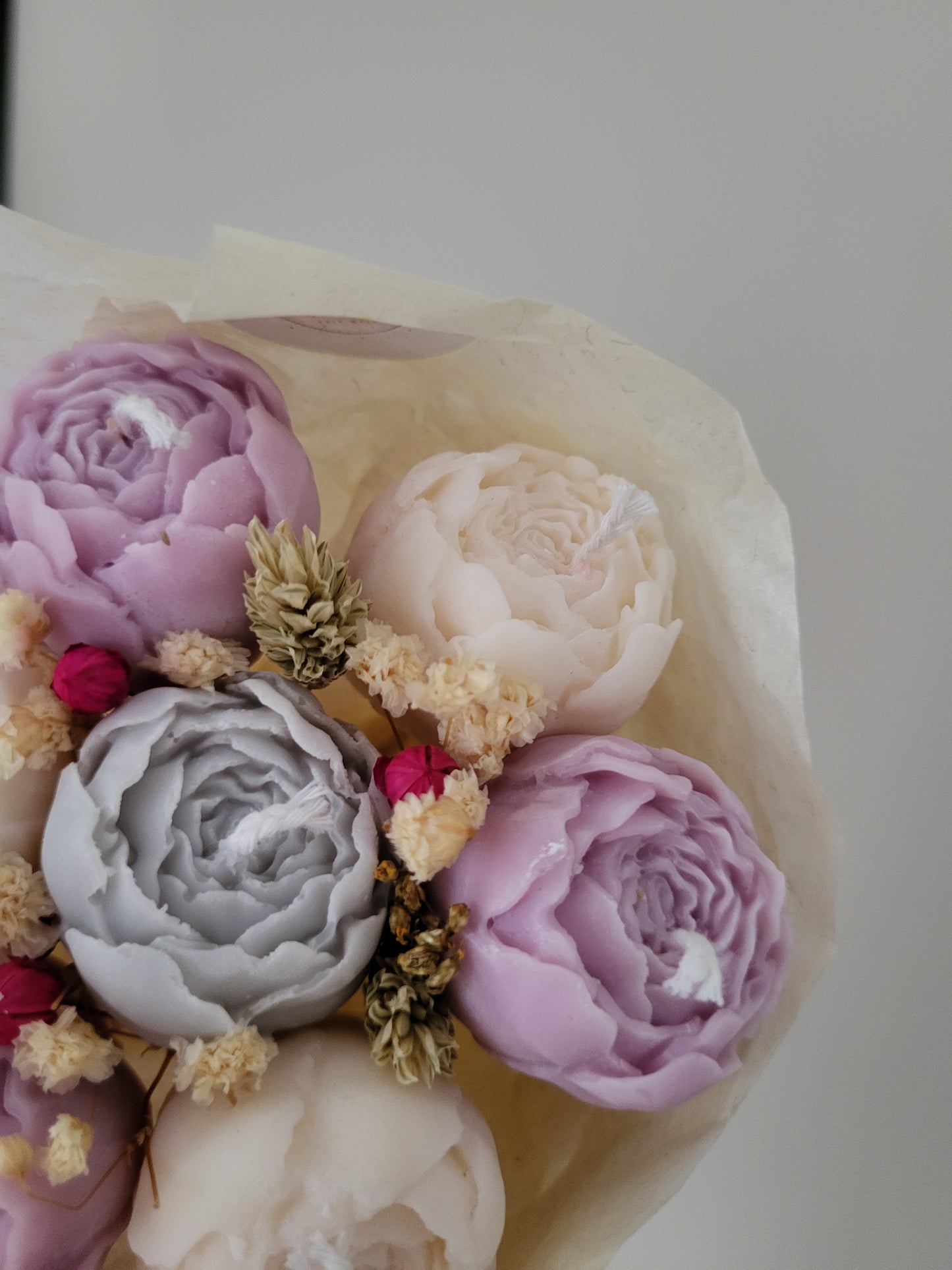 Bouquet de 7 pivoines en bougies - taille S (gris-violet-blanc)
