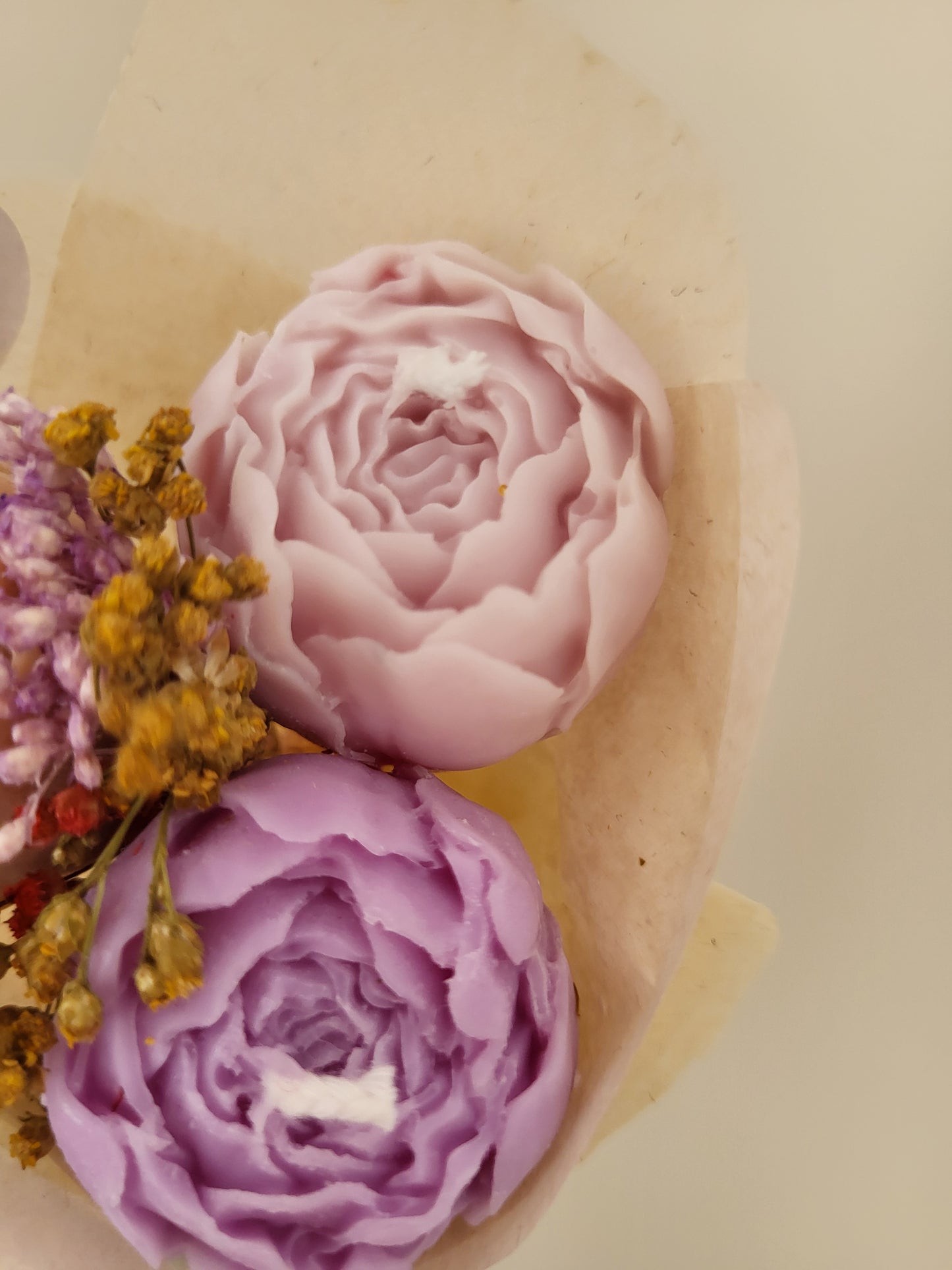 Bouquet de 3 pivoines en bougies - taille S (nuances de violet-marron)