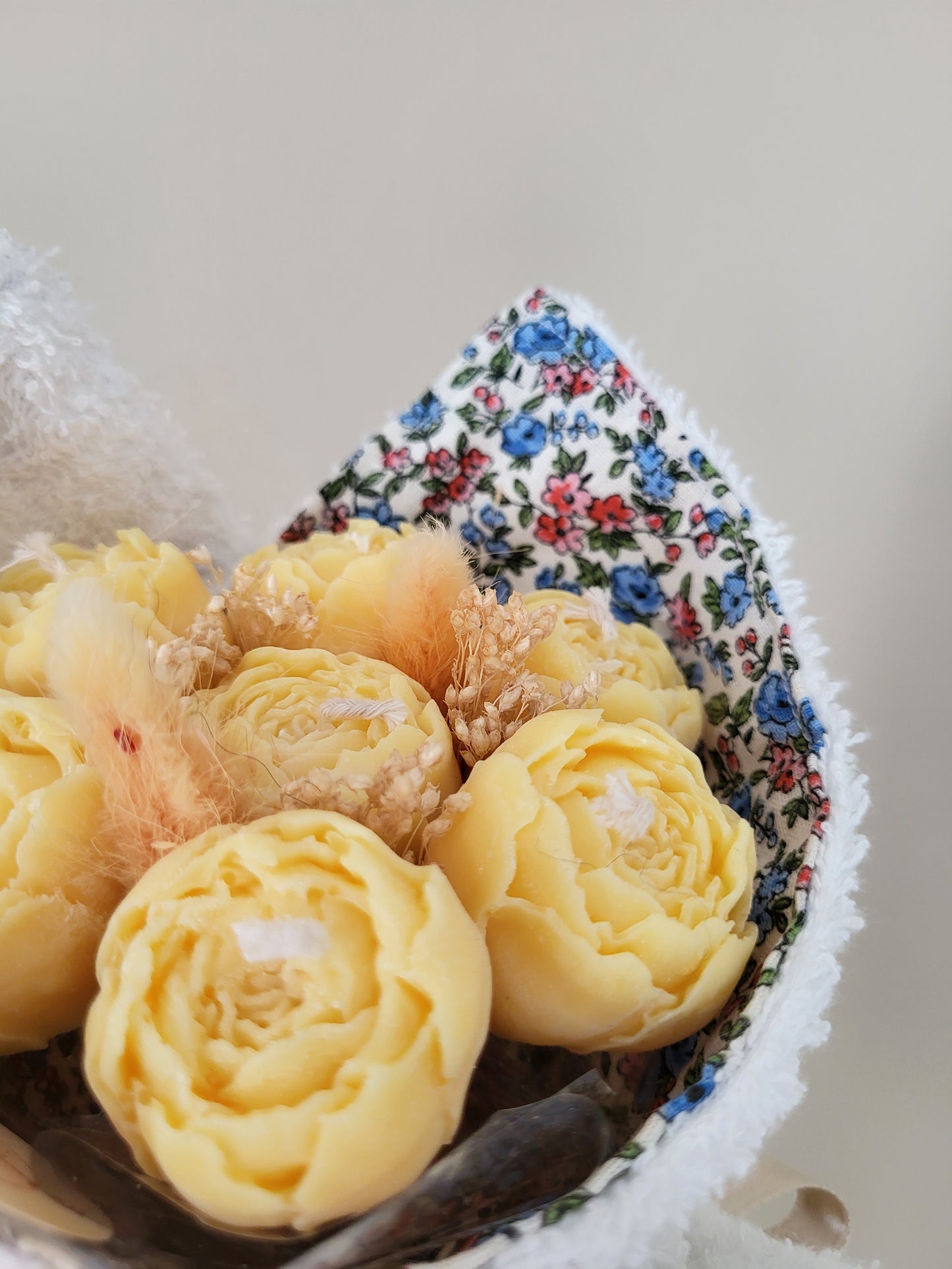 Bougie décorative - Bouquet de pivoines et son torchon