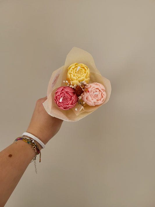 Bouquet de 3 pivoines en bougies - taille S (nuances de rose et jaune)