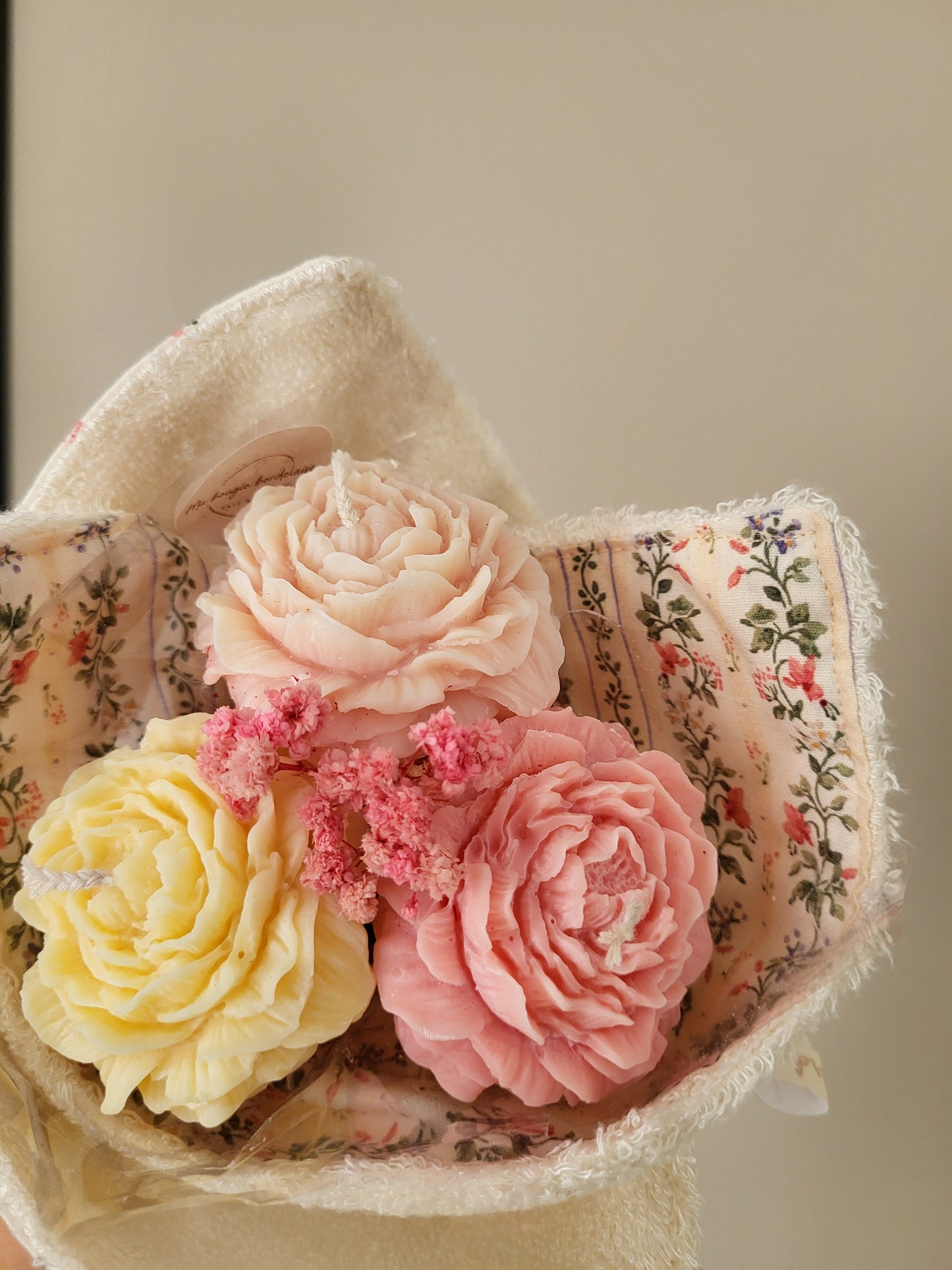 Bougie décorative - Bouquet de pivoines et son torchon