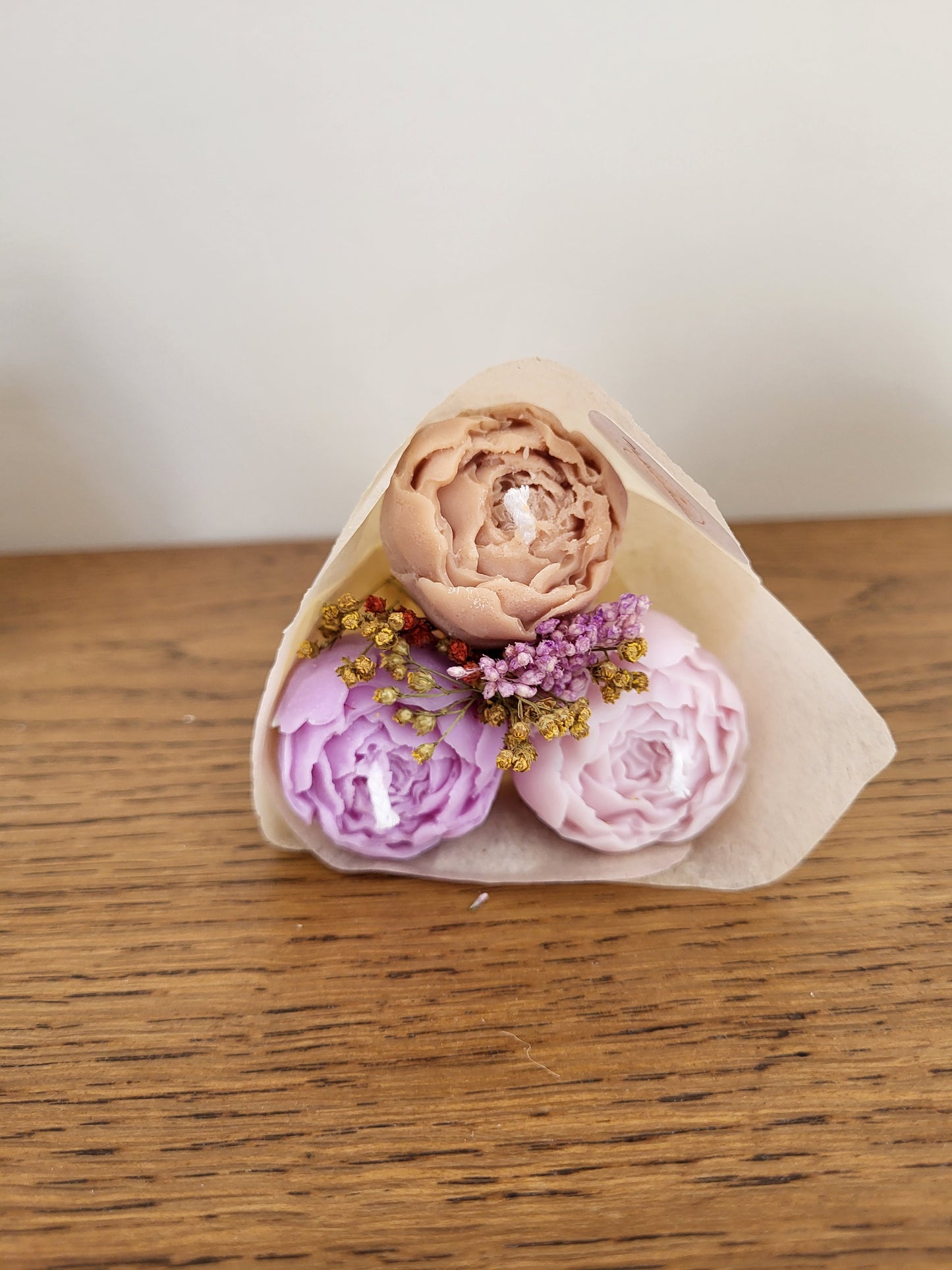 Bouquet de 3 pivoines en bougies - taille S (nuances de violet-marron)