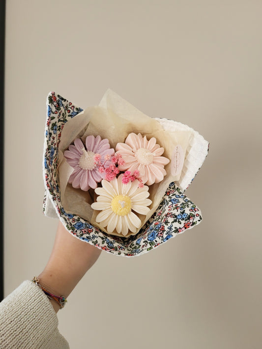 Bougie décorative - Bouquet de marguerites et son torchon