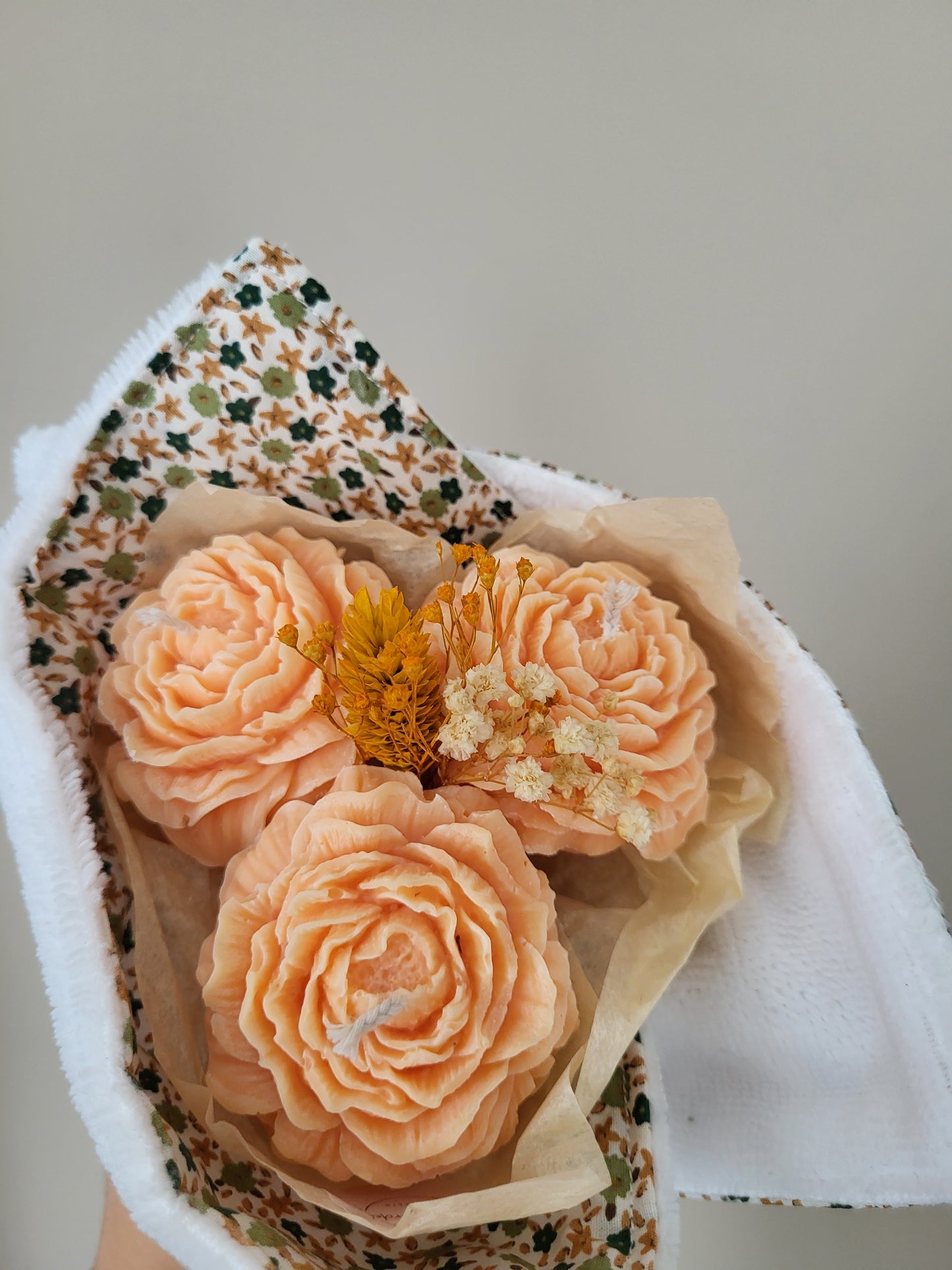 Bougie décorative - Bouquet de pivoines et son torchon