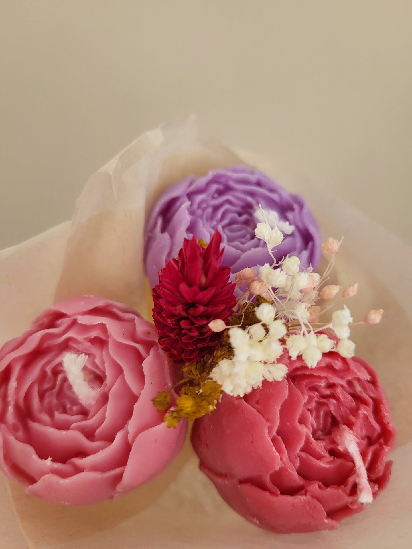 Bouquet de 3 pivoines en bougies - taille S (nuances de rose-violet)
