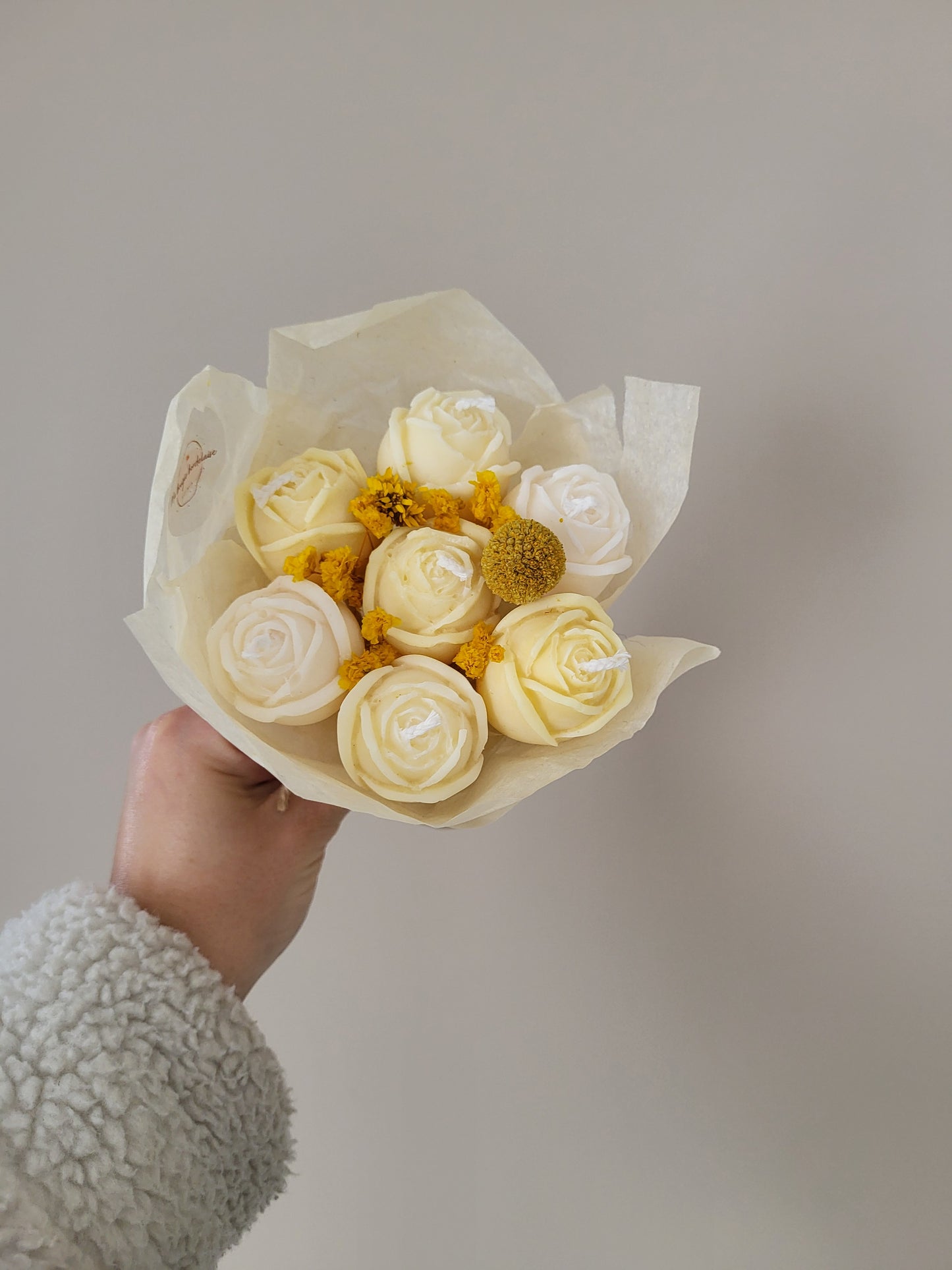 Bouquet de 7 roses en bougies (jaune et blanc)