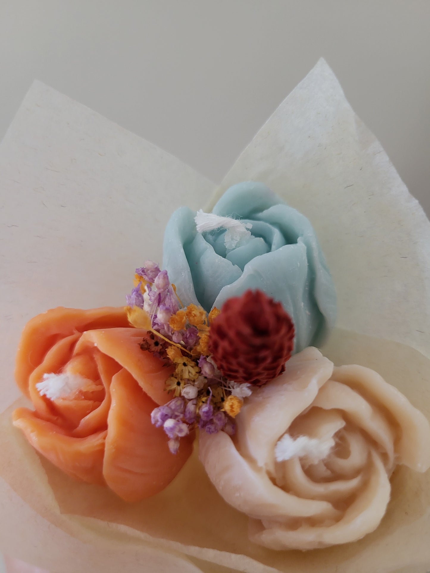Bouquet de 3 tulipes en bougies - taille S (orange-bleu-beige)